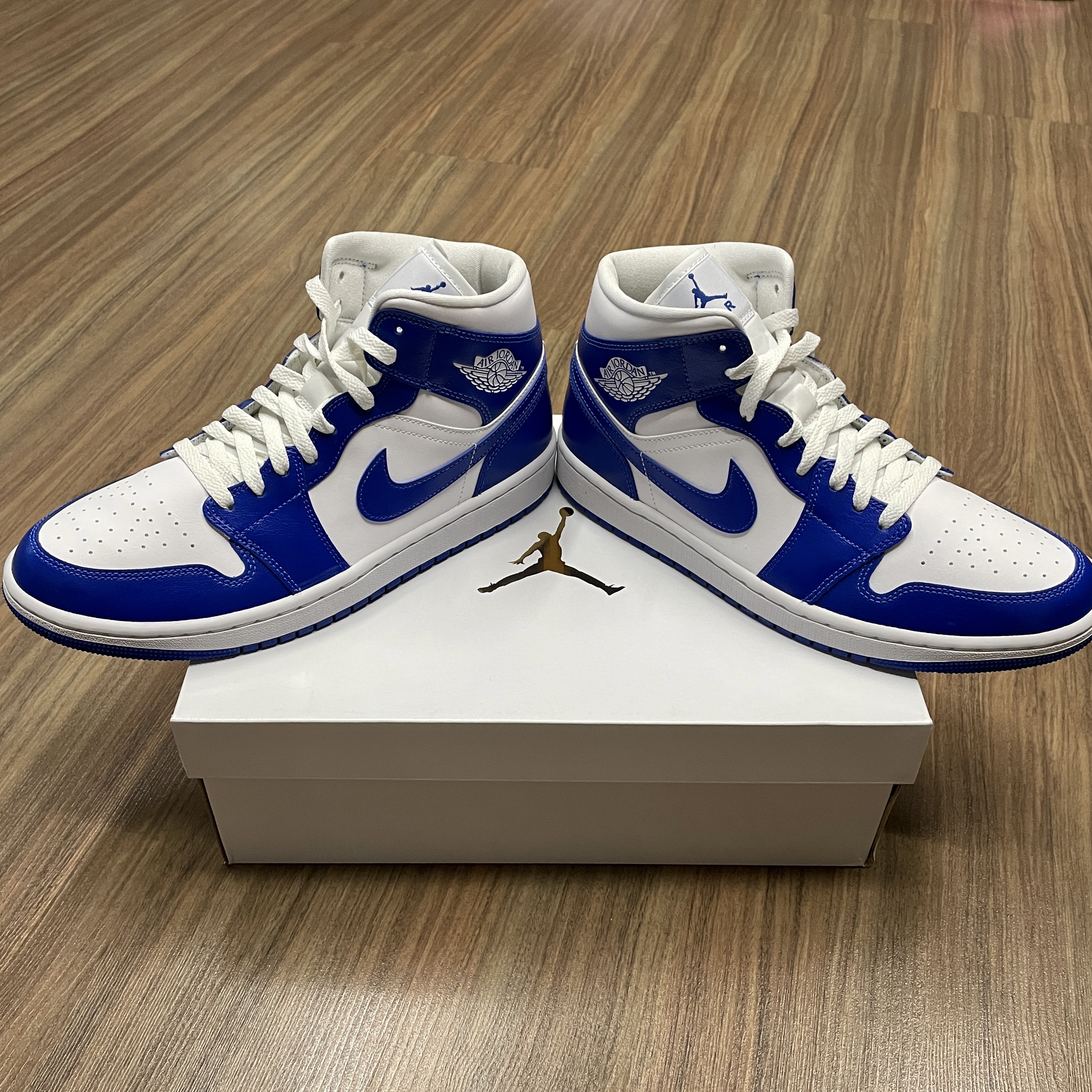 (W) Jordan 1 Mid White Hyper Royal 착용 스타일 - 2