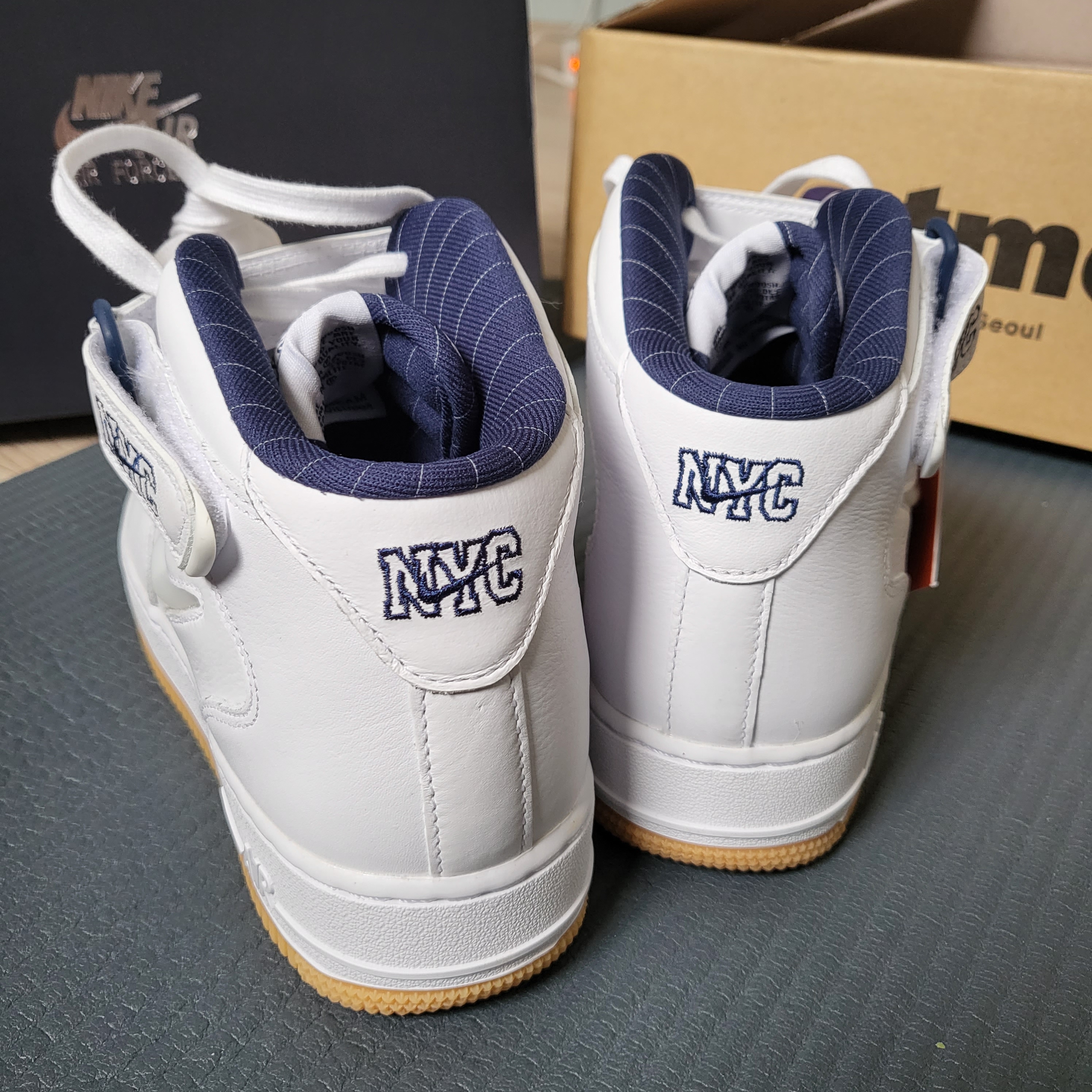 Nike Air Force 1 Mid QS NYC White Midnight Navy 착용 스타일 - 5