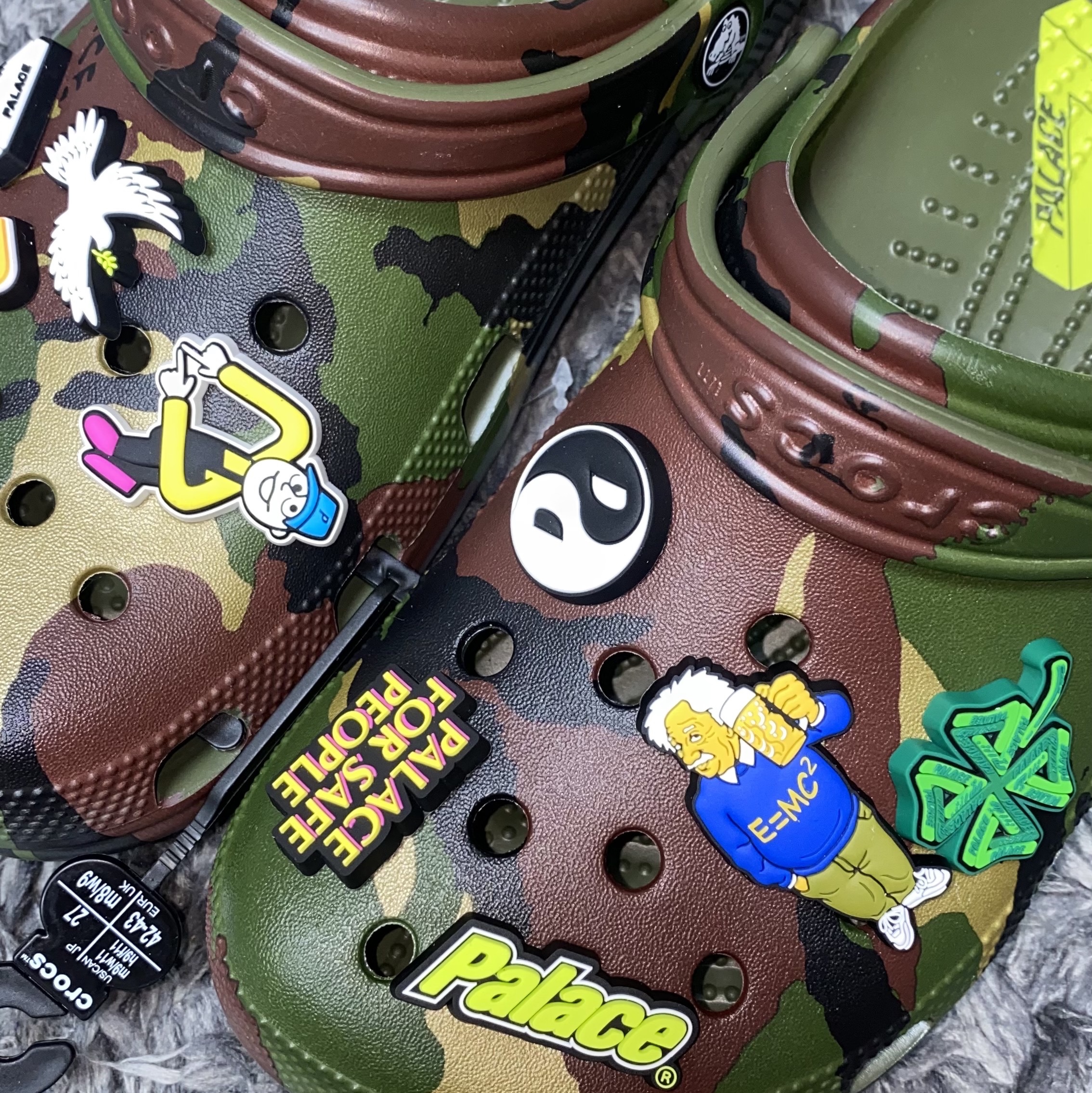 Crocs x Palace Classic Clog Woodland Camo 착용 스타일 - 2