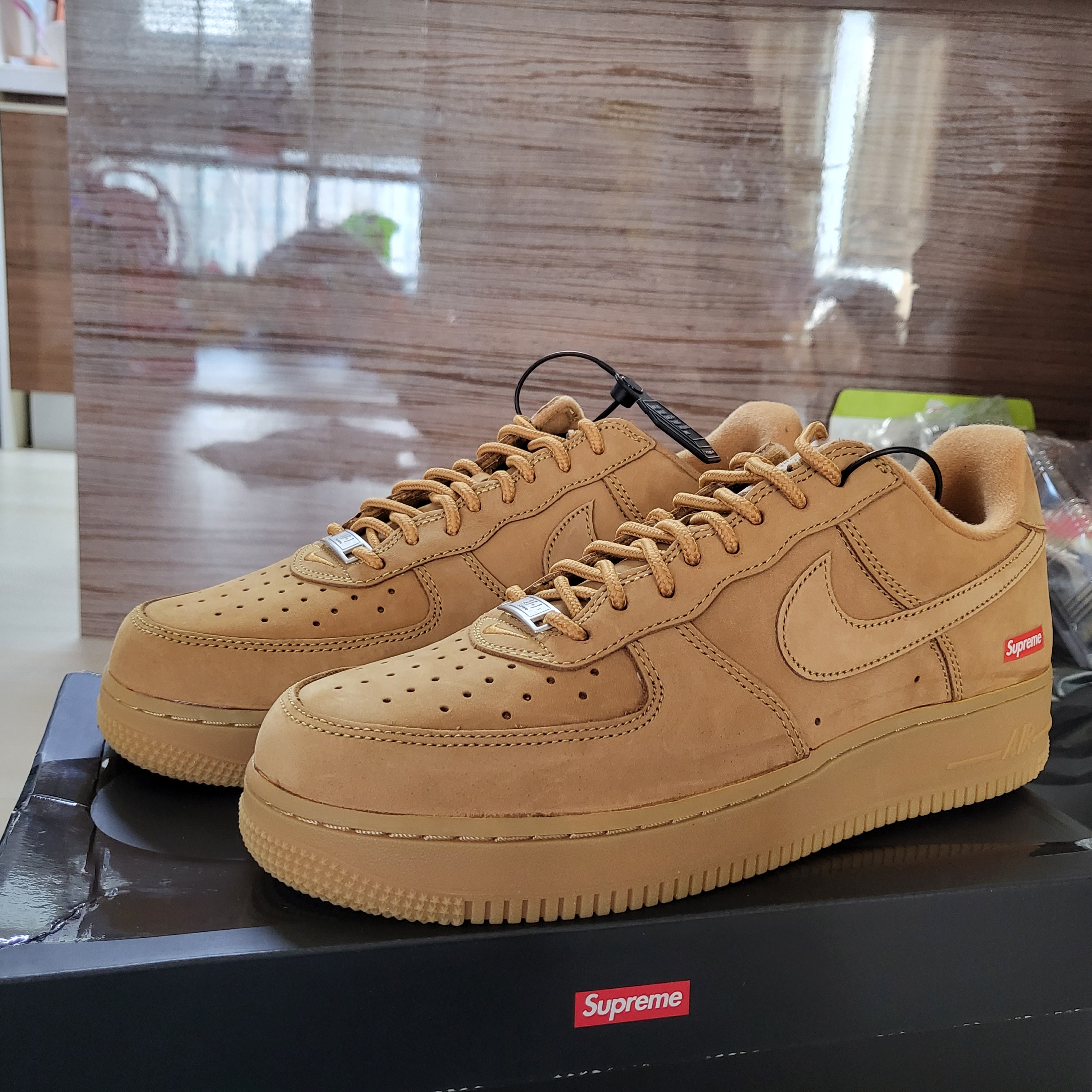 Nike x Supreme Air Force 1 Low Flax 착용 스타일 - 1