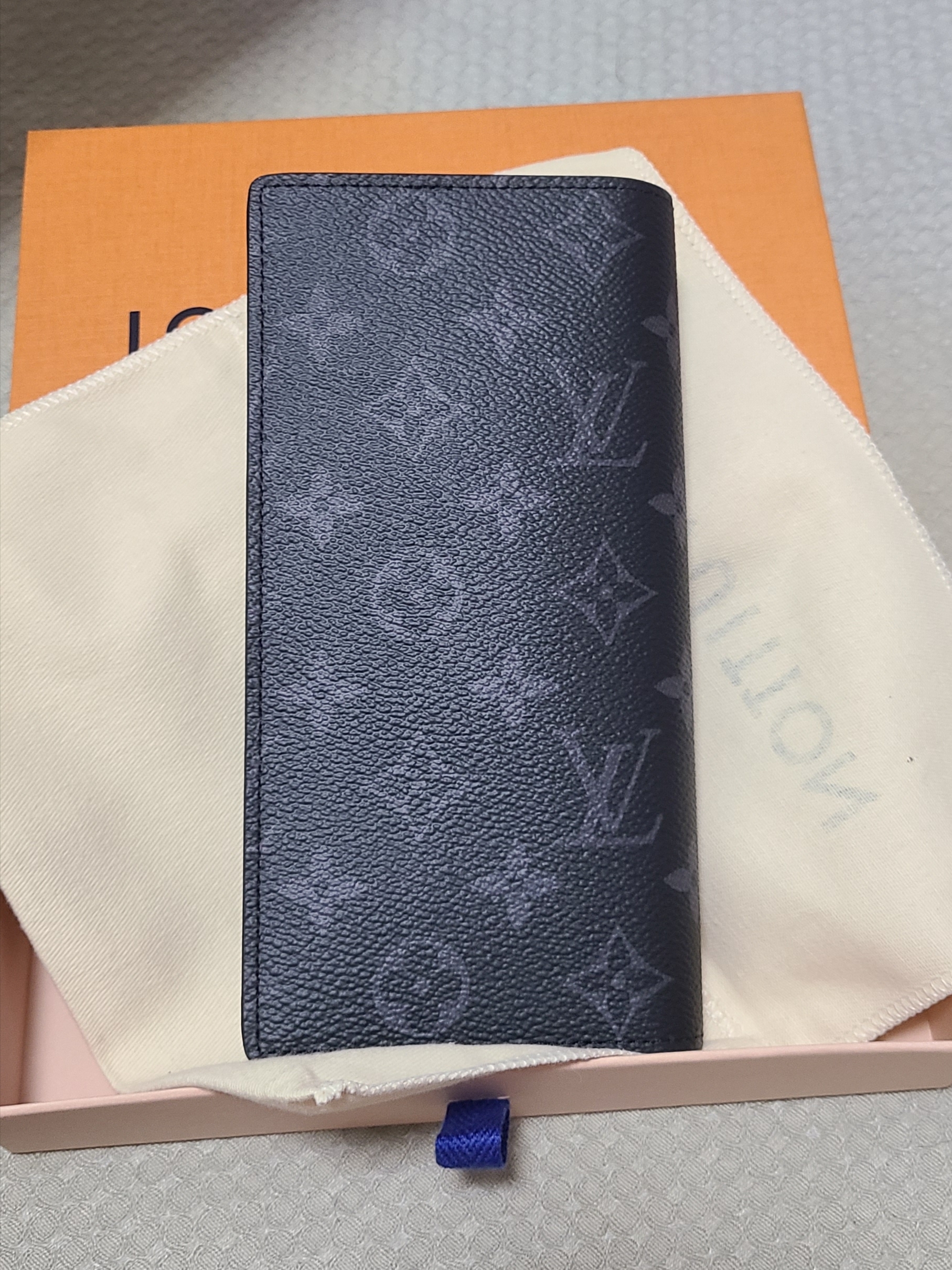 Louis Vuitton Brazza Wallet Monogram Eclipse 착용 스타일 - 1