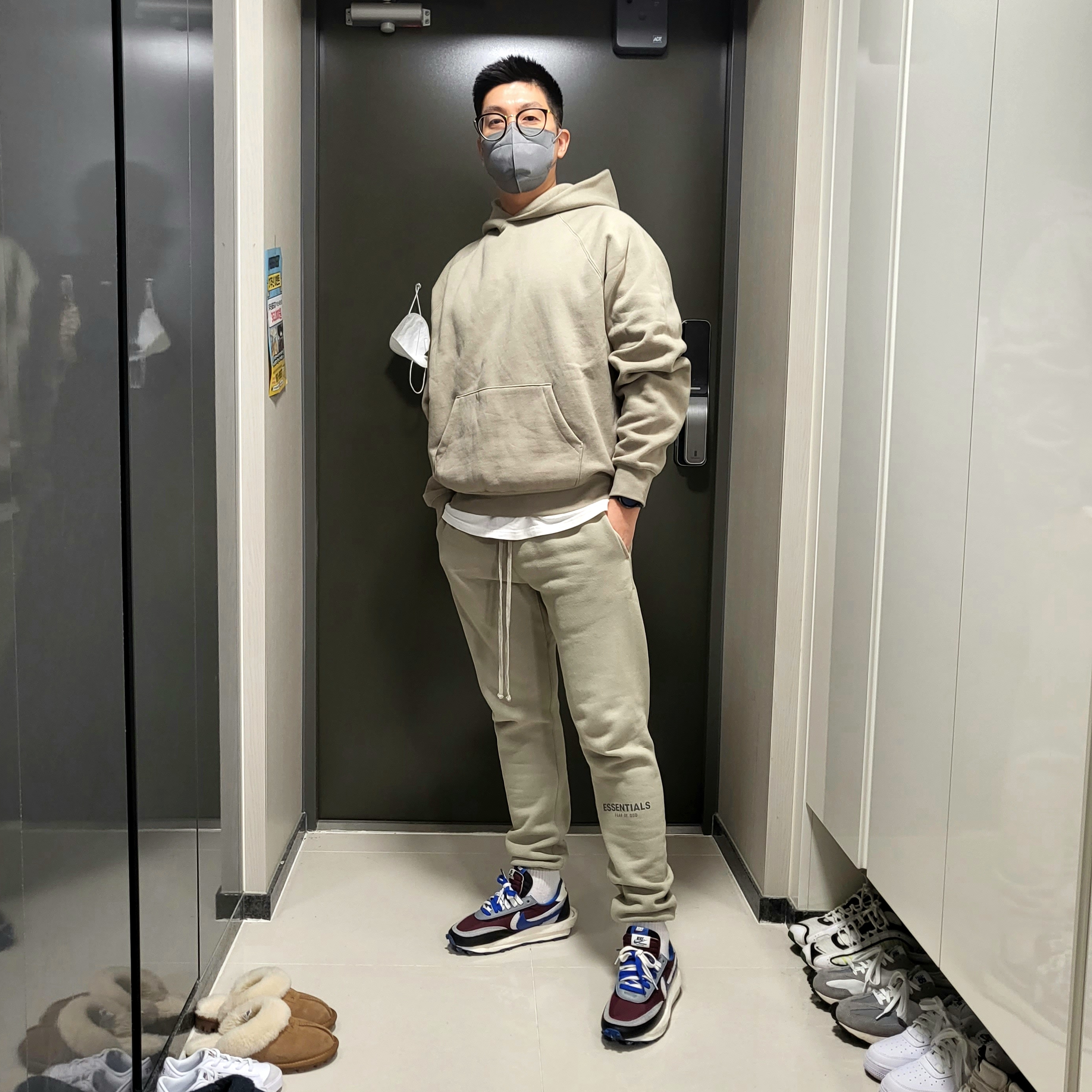 Essentials Pull-Over Hoodie Pistachio - 21FW, Essentials Sweatpants Pistachio - 21FW 착용 스타일
