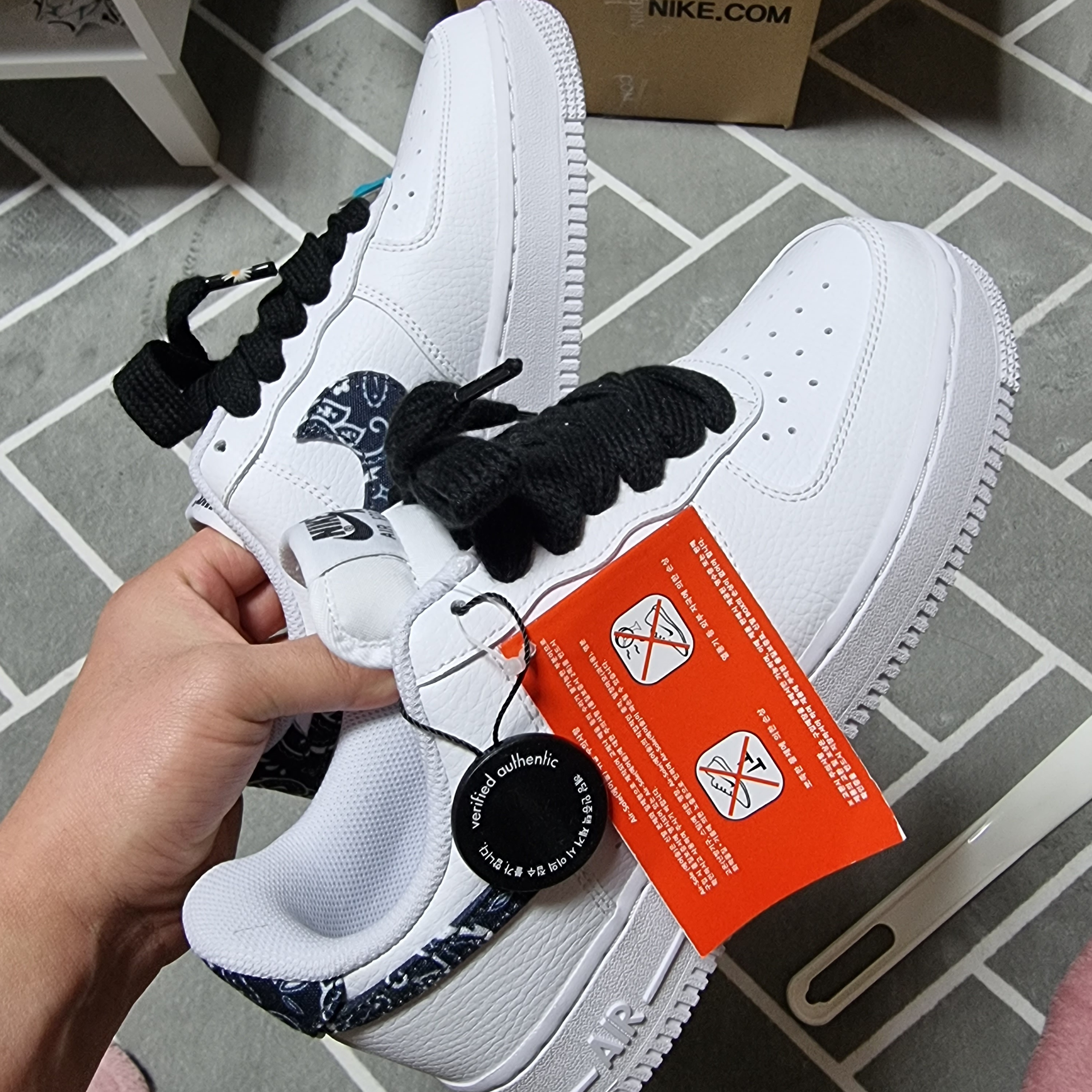 (W) Nike Air Force 1 '07 Essential Paisley Swoosh White Black 착용 스타일 - 1