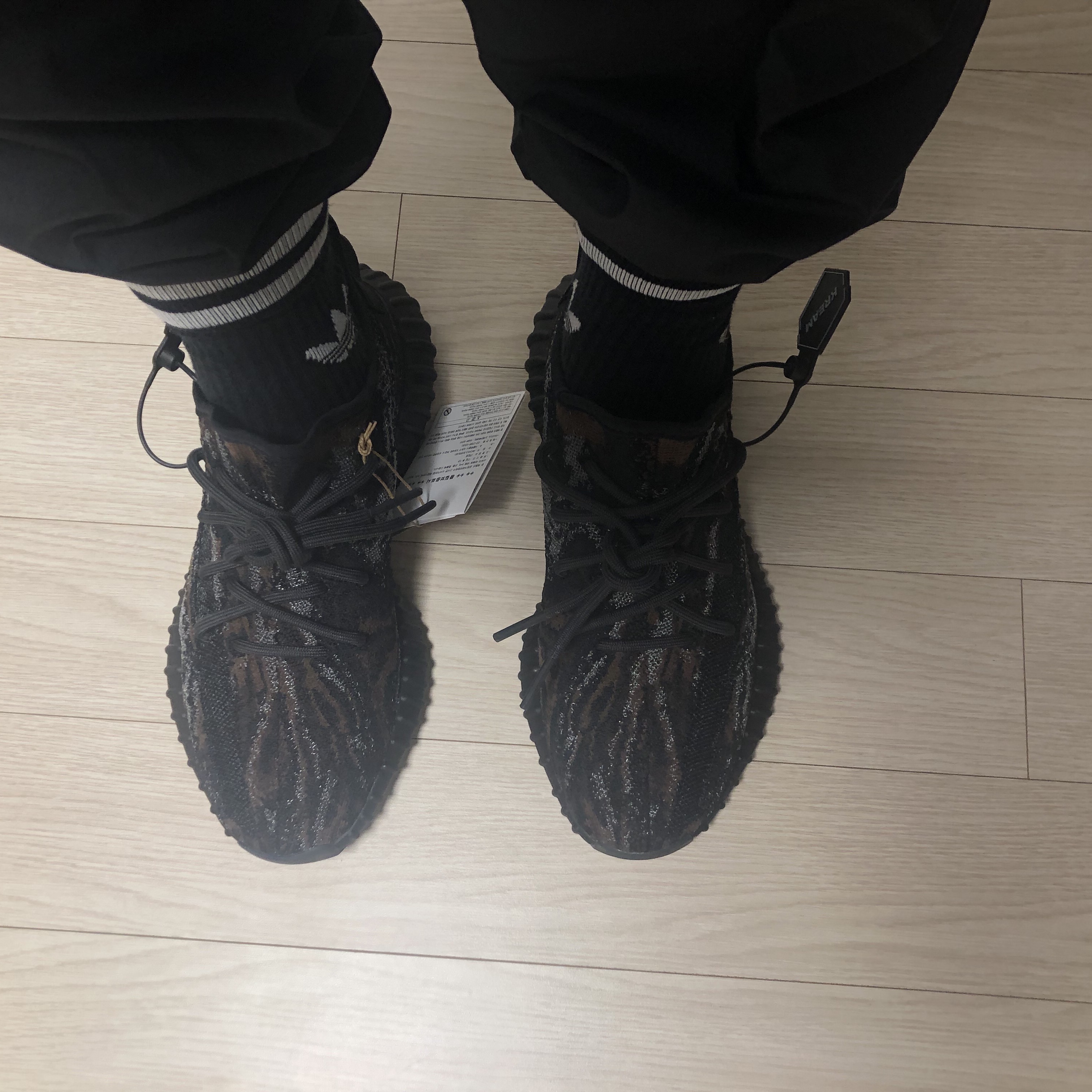 Adidas Yeezy Boost 350 V2 MX Rock, Adidas Yeezy Boost 350 V2 Beluga - Reflective 착용 스타일 - 1
