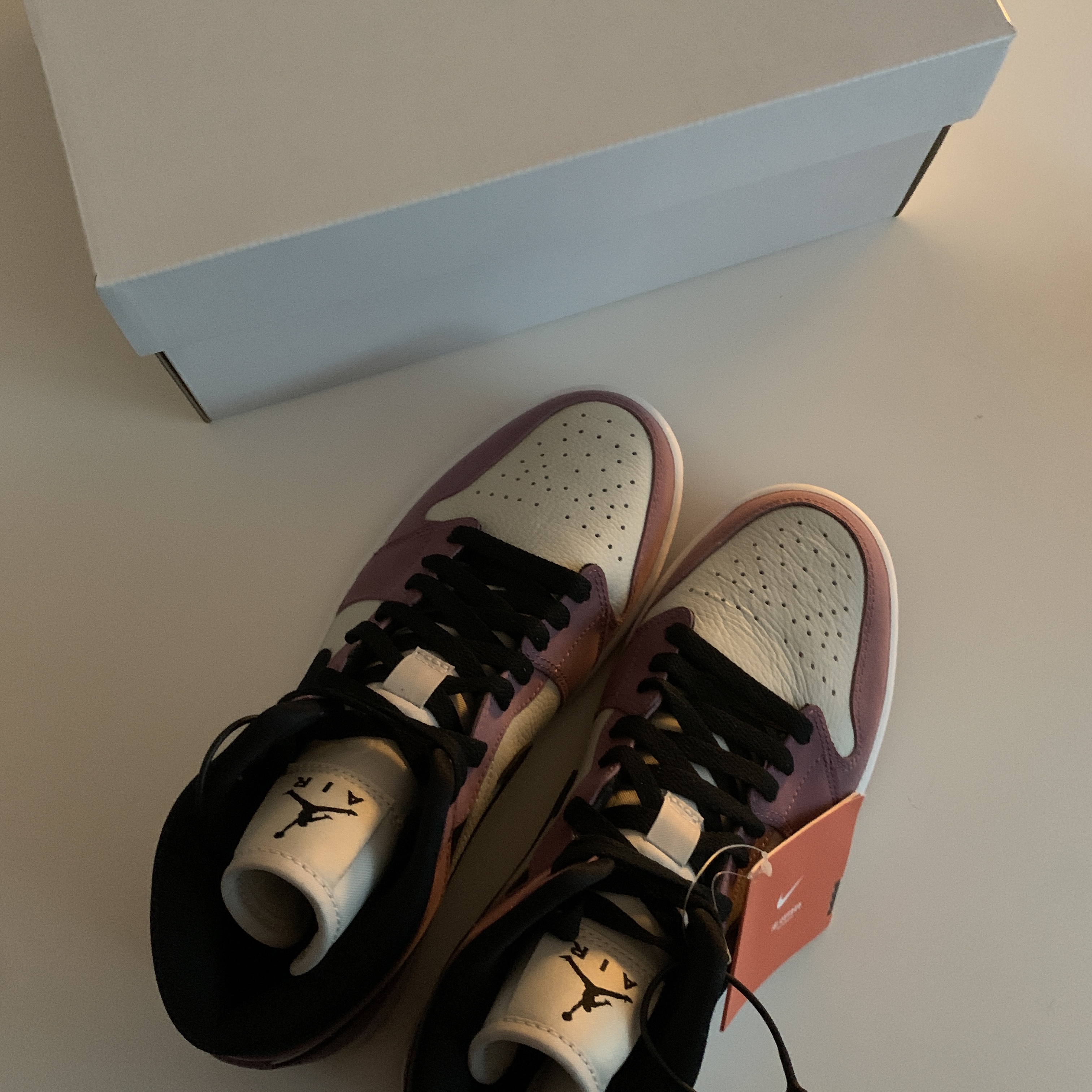 (W) Jordan 1 Mid SE Light Mulberry 착용 스타일 - 2