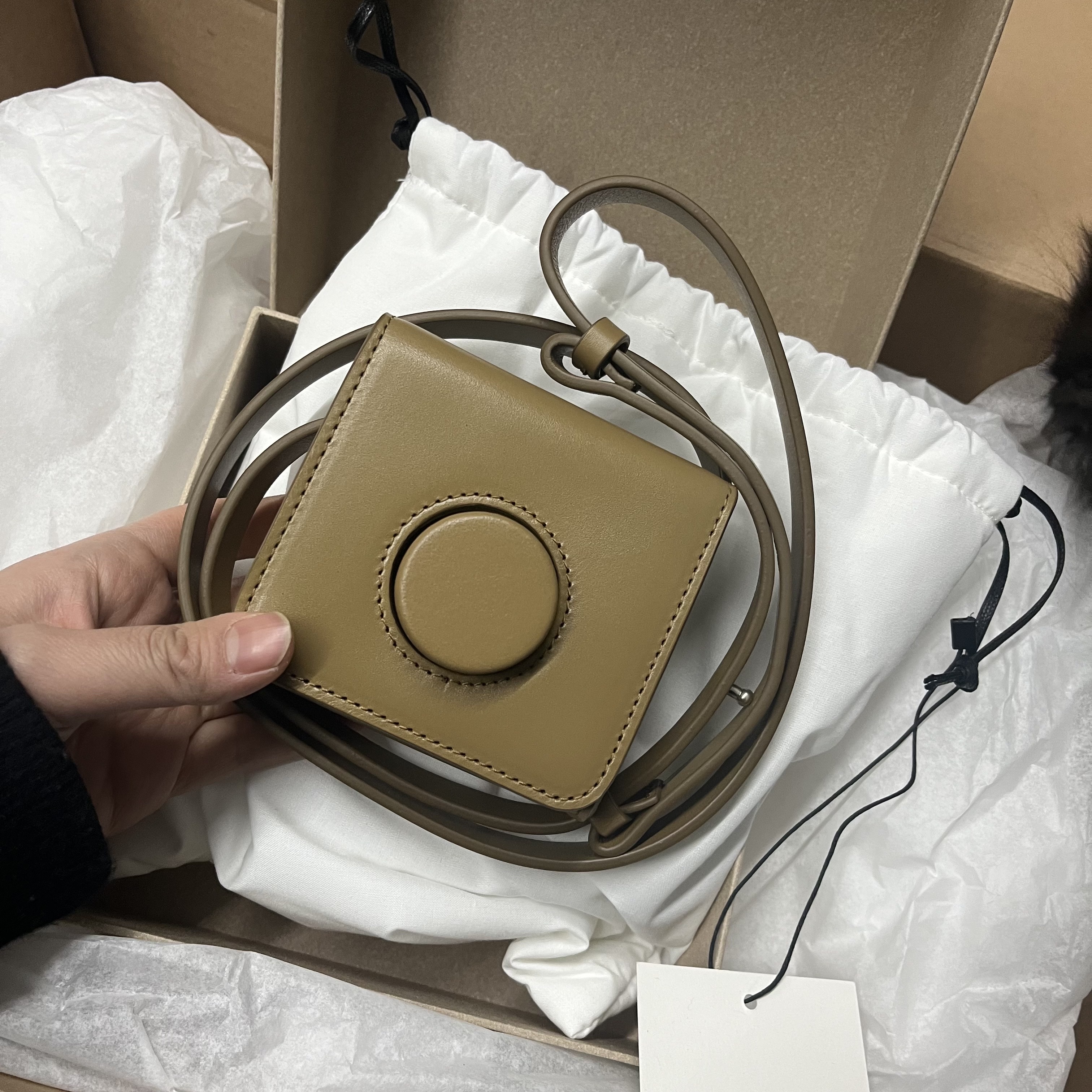 Lemaire Mini Camera Bag Vegetable-Tanned Leather Bronze Khaki 착용 스타일