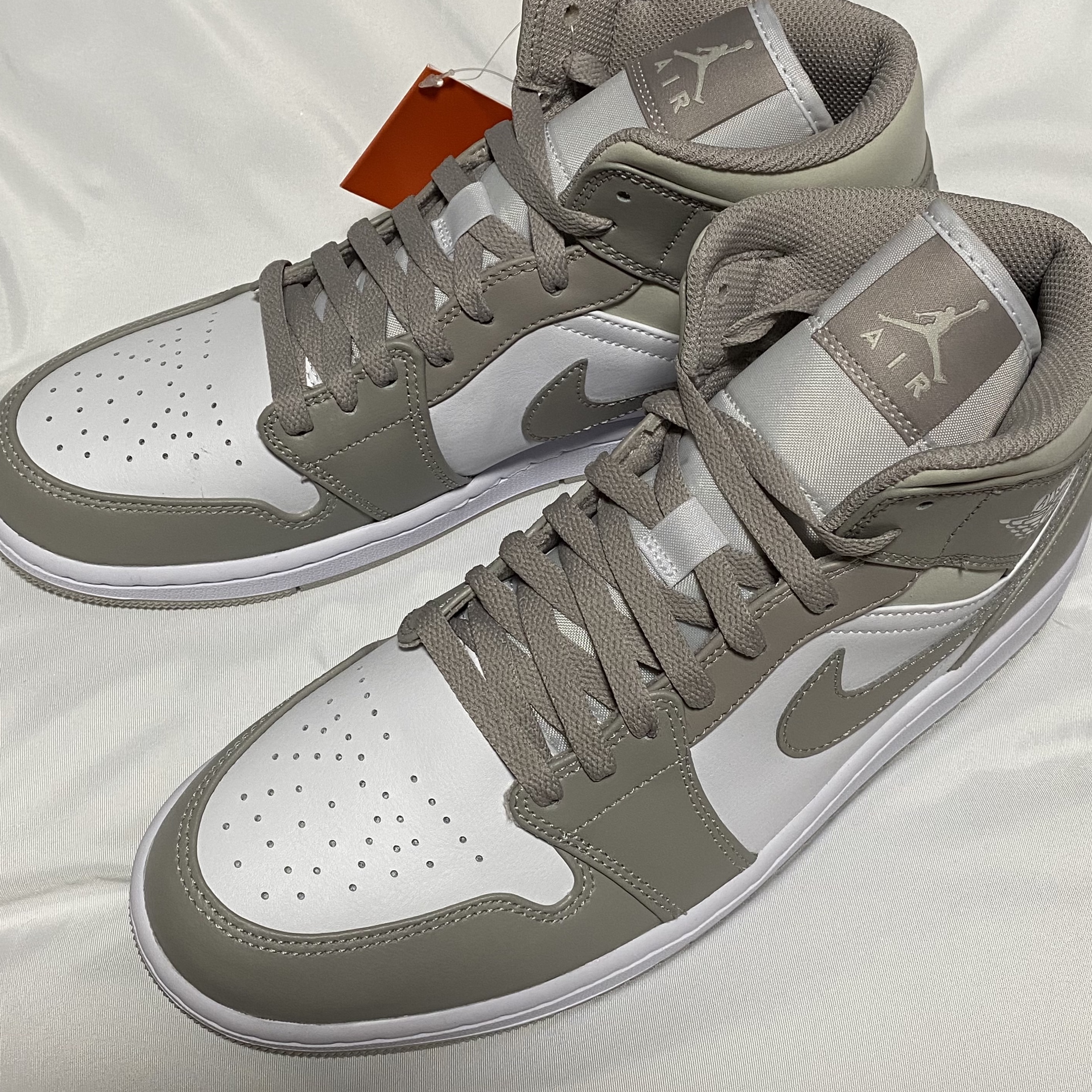 Jordan 1 Mid College Grey 착용 스타일 - 1