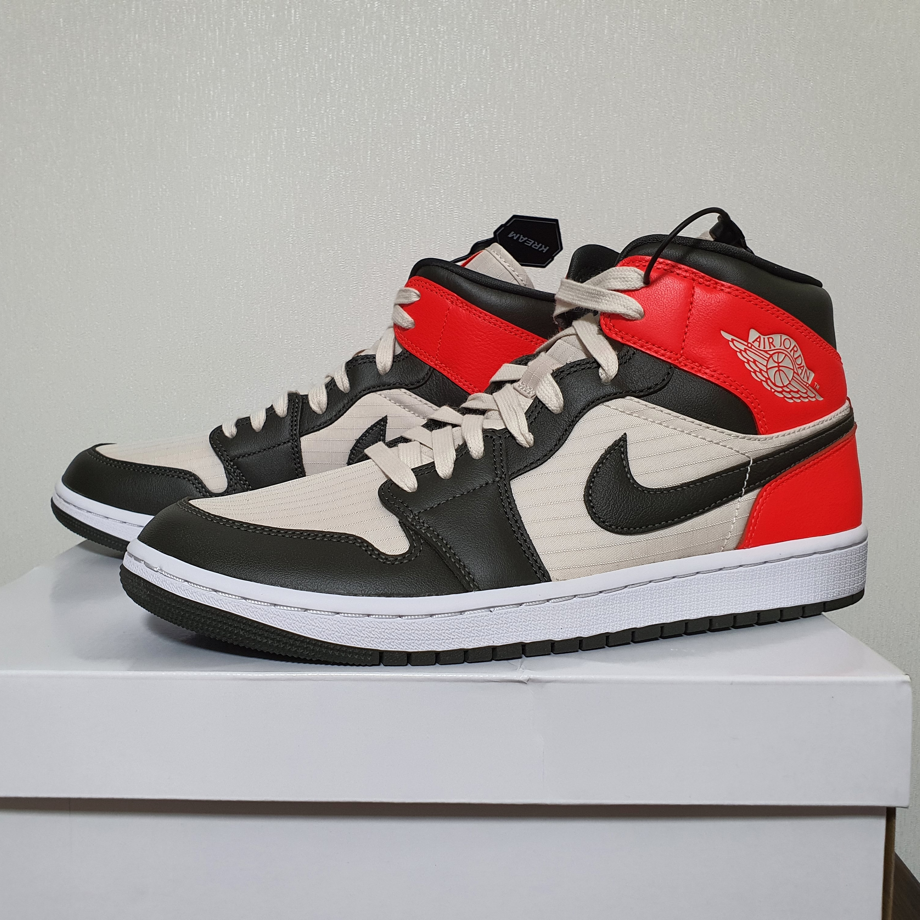 (W) Jordan 1 Mid SE Newsprint 착용 스타일