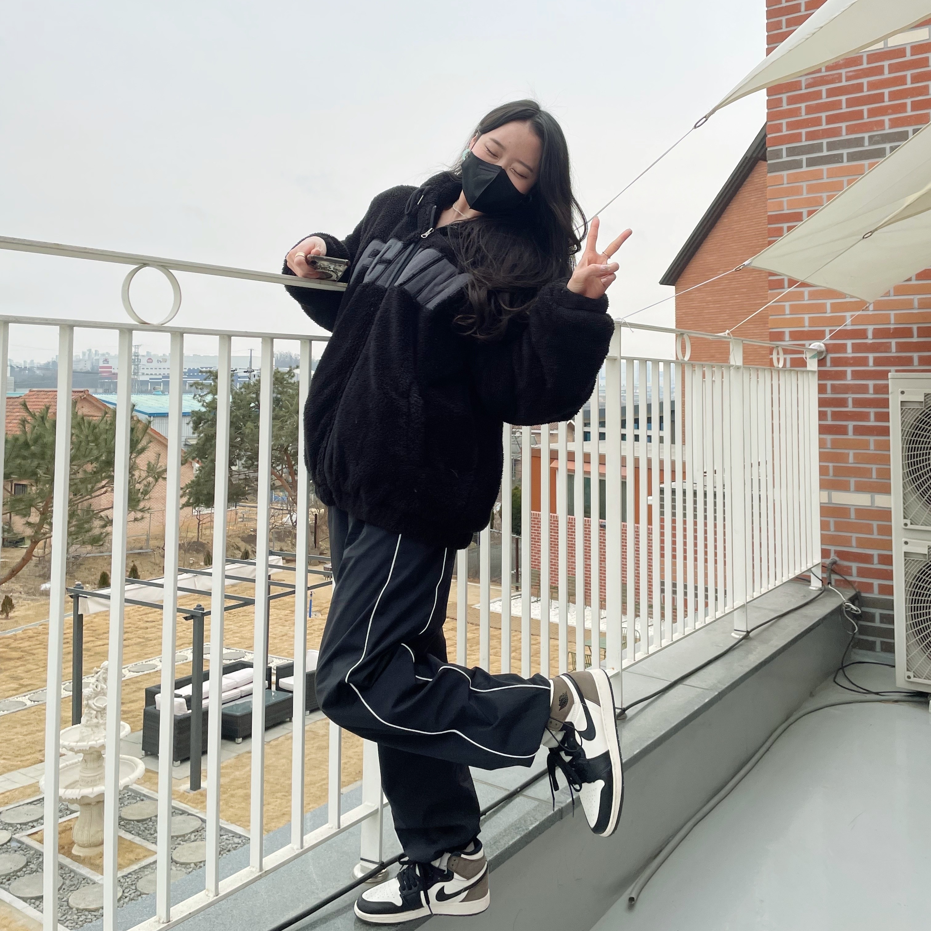 Jordan 1 Retro High OG Black Mocha 착용 스타일 - 5