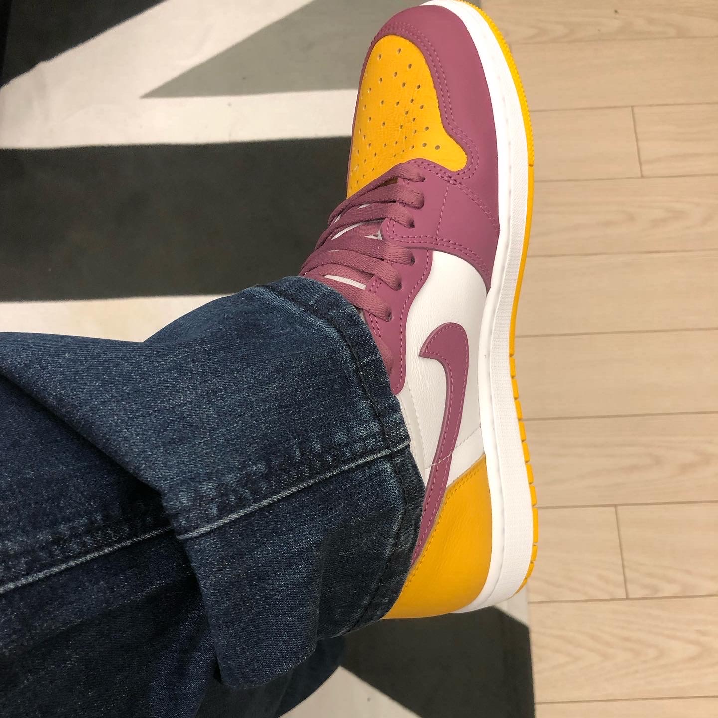 Jordan 1 Retro High OG University Gold Light Bordeaux, Jordan 1 Mid SE Siempre Familia 착용 스타일 - 4
