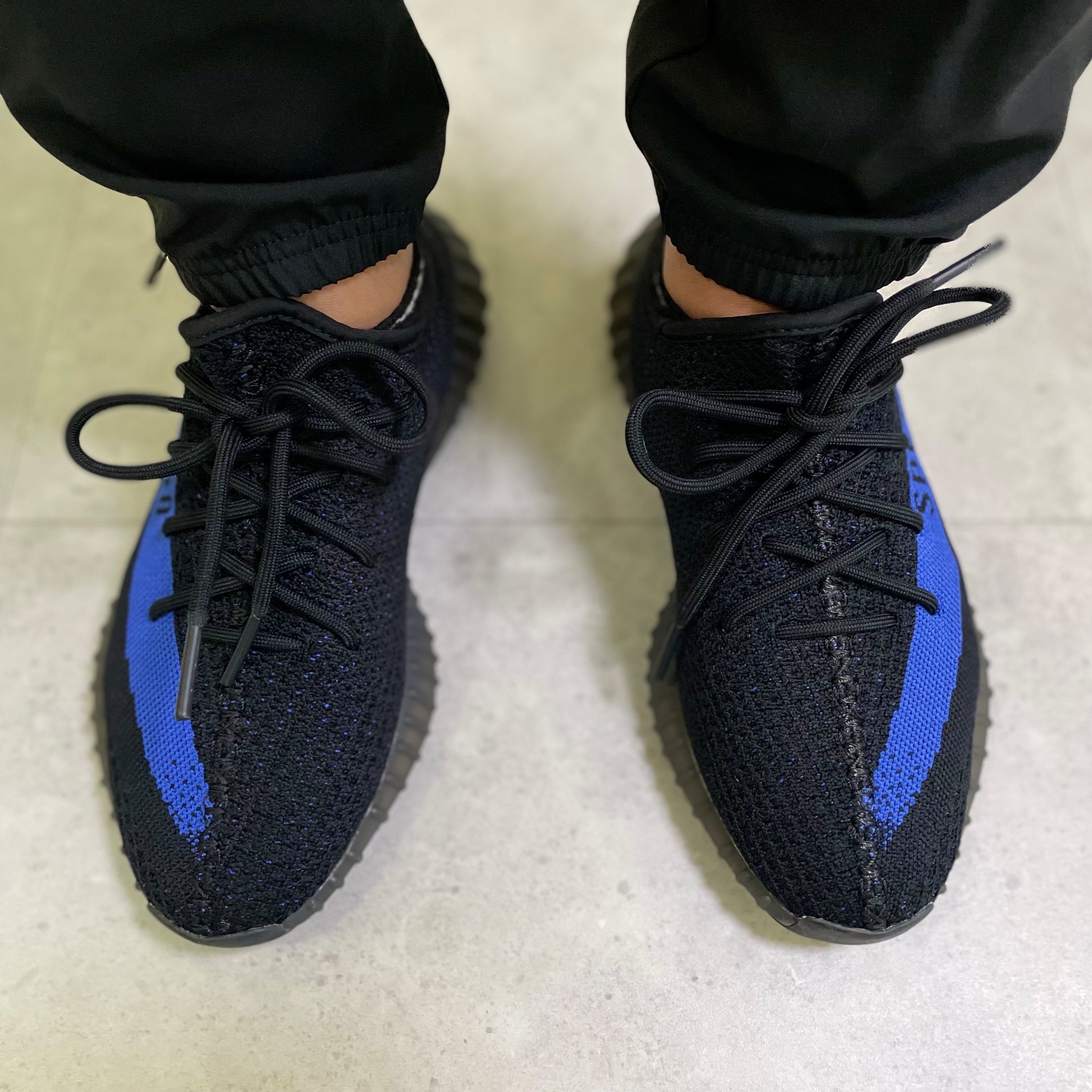 Adidas Yeezy Boost 350 V2 Dazzling Blue 착용 스타일 - 1