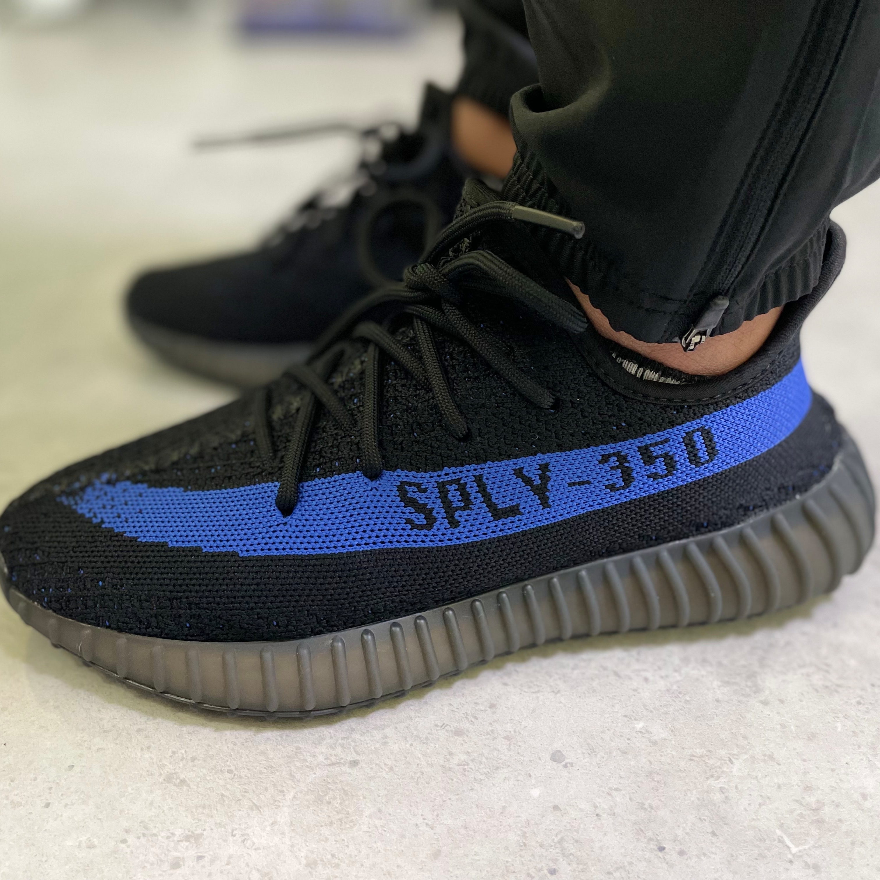 Adidas Yeezy Boost 350 V2 Dazzling Blue 착용 스타일 - 2
