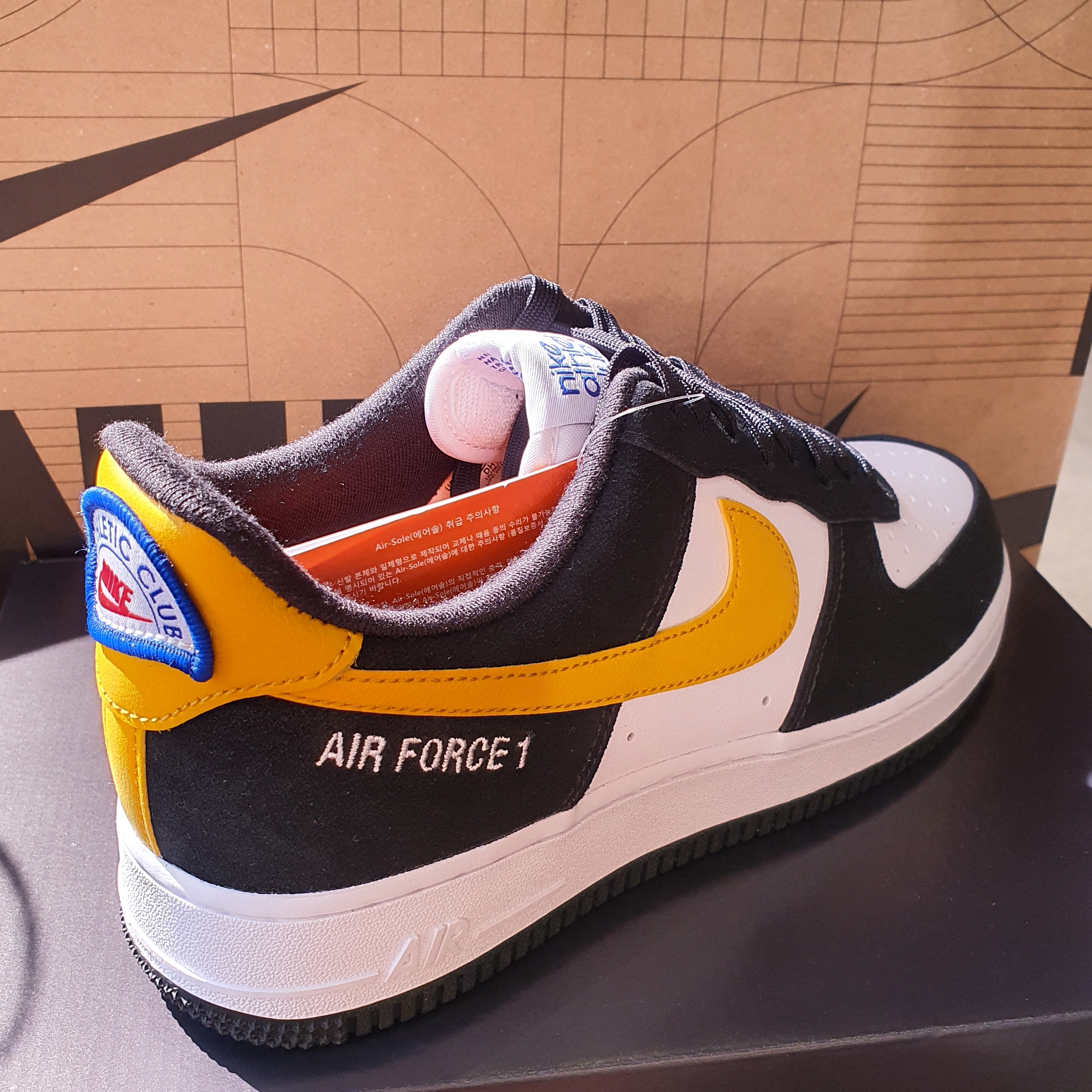 Nike Air Force 1 '07 LV8 Athletic Club Black Dark Sulfur 착용 스타일 - 4
