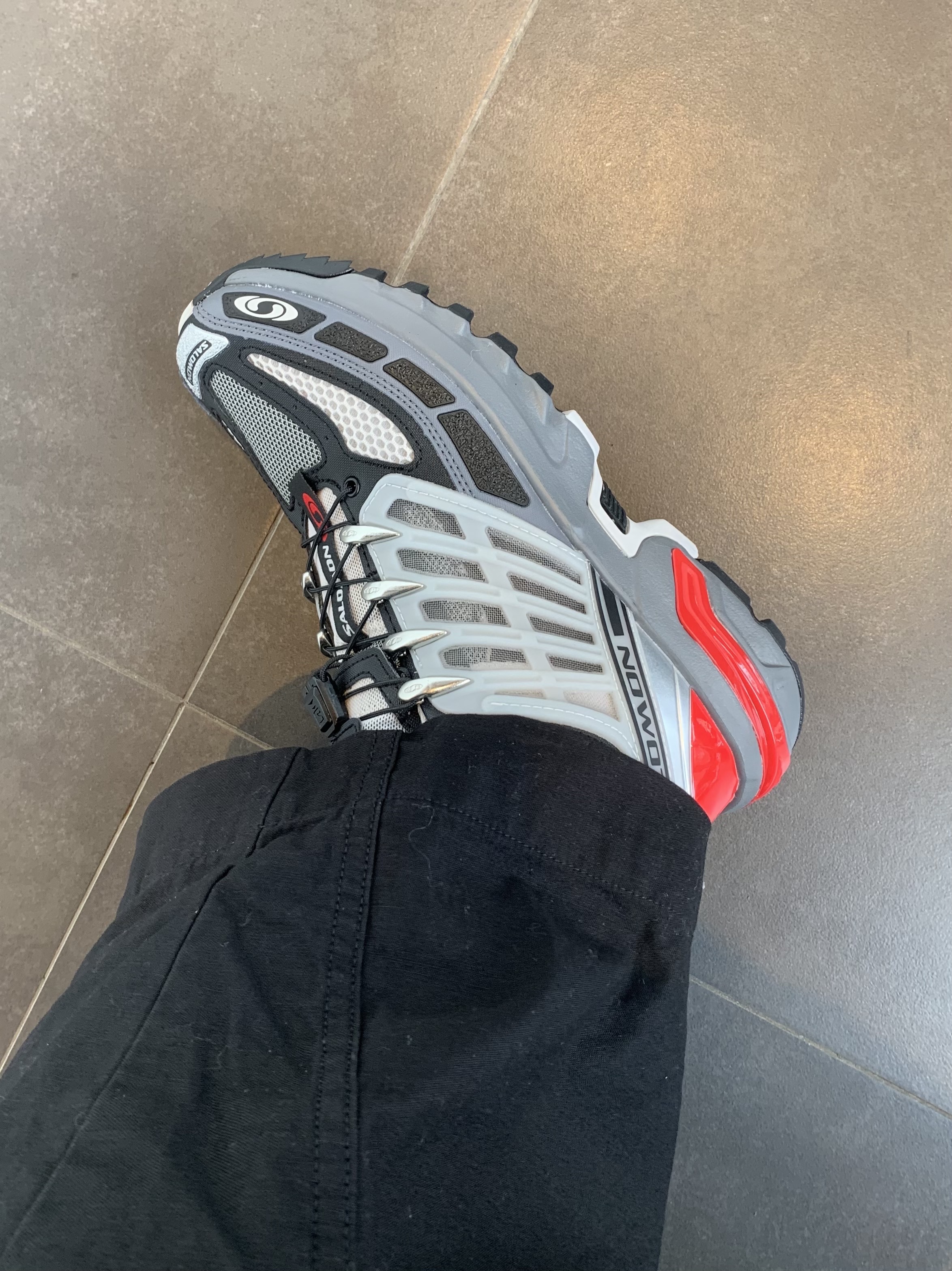 Salomon ACS Pro ADV Lunar Rock Goji 착용 스타일 - 2