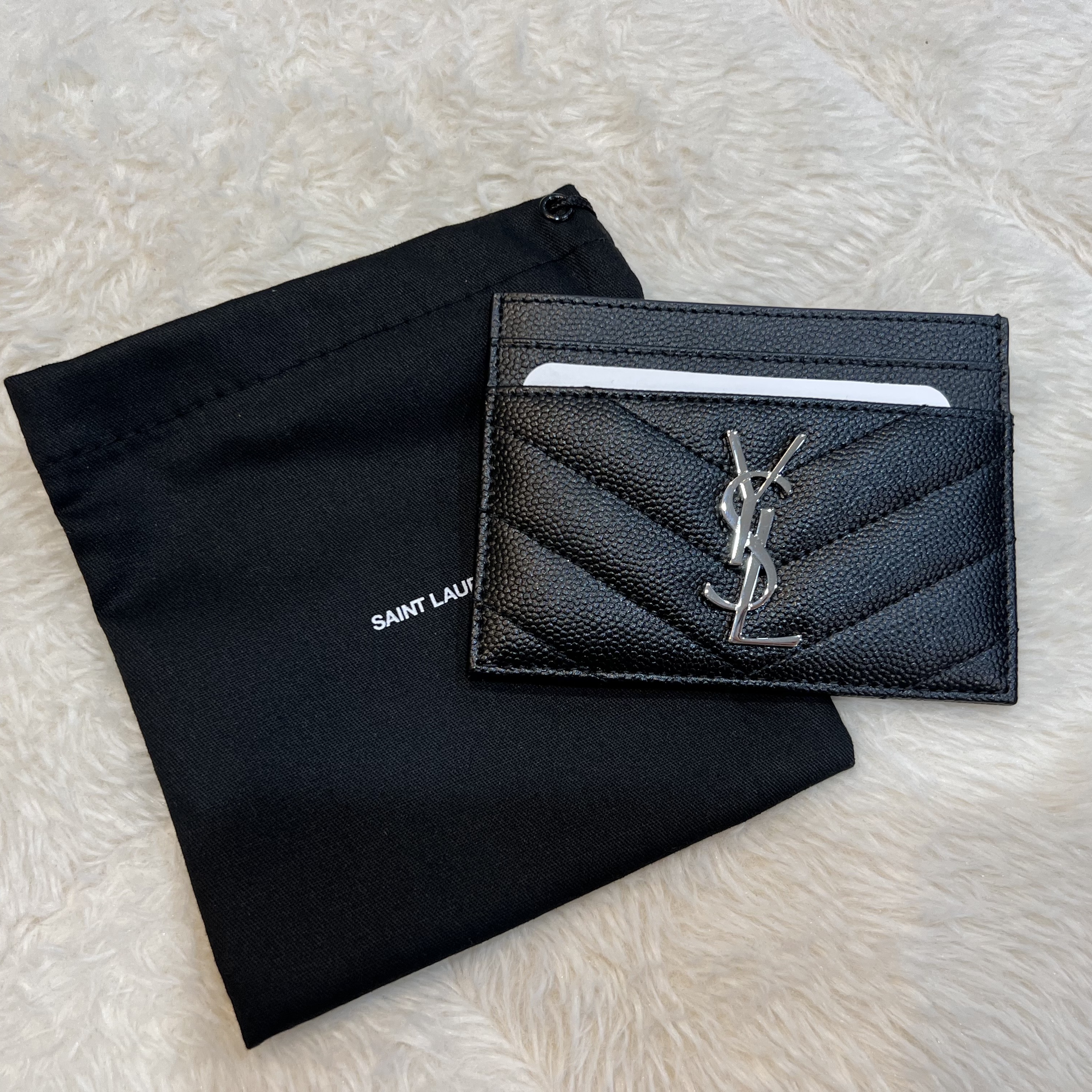 Saint Laurent Cassandre Matelasse Card Case in Grain De Poudre Embossed Leather Black 착용 스타일