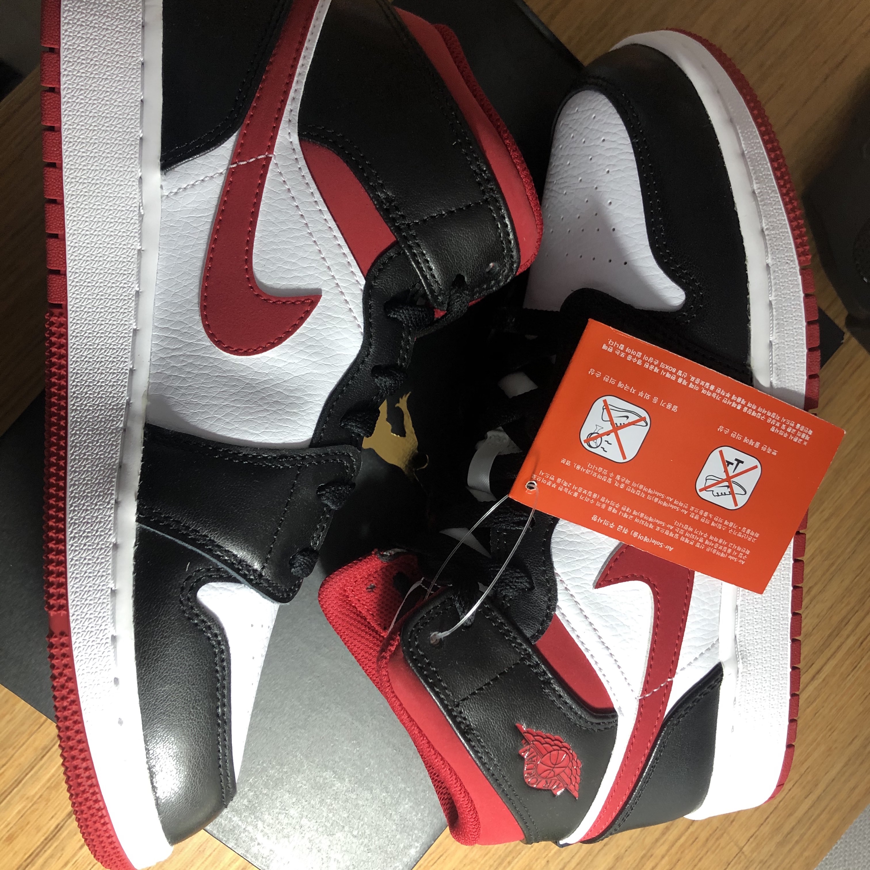 Jordan 1 Mid Gym Red Black White 착용 스타일