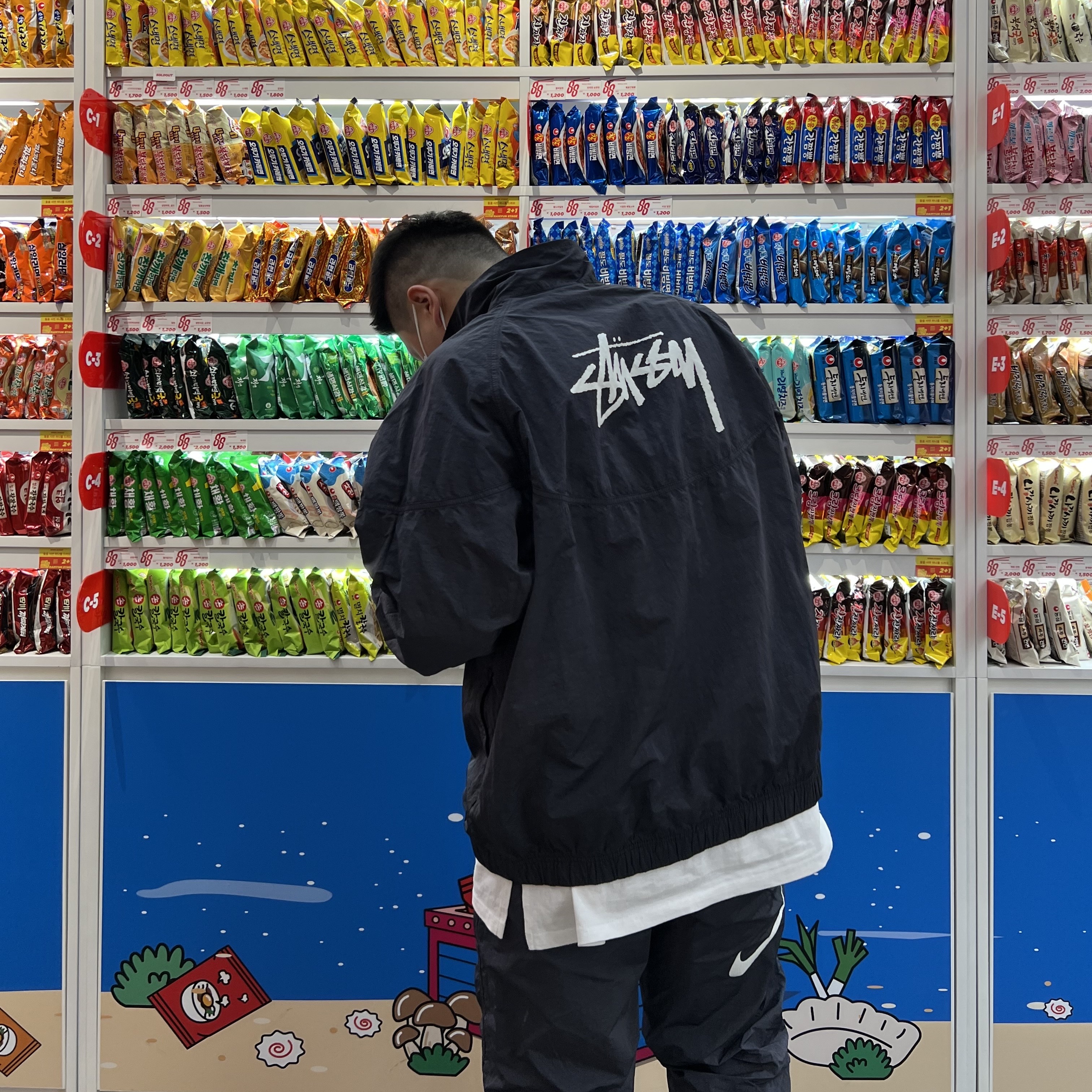 Nike x Stussy Windrunner Jacket Off Noir, Nike x Stussy Beach Pants Off Noir 착용 스타일