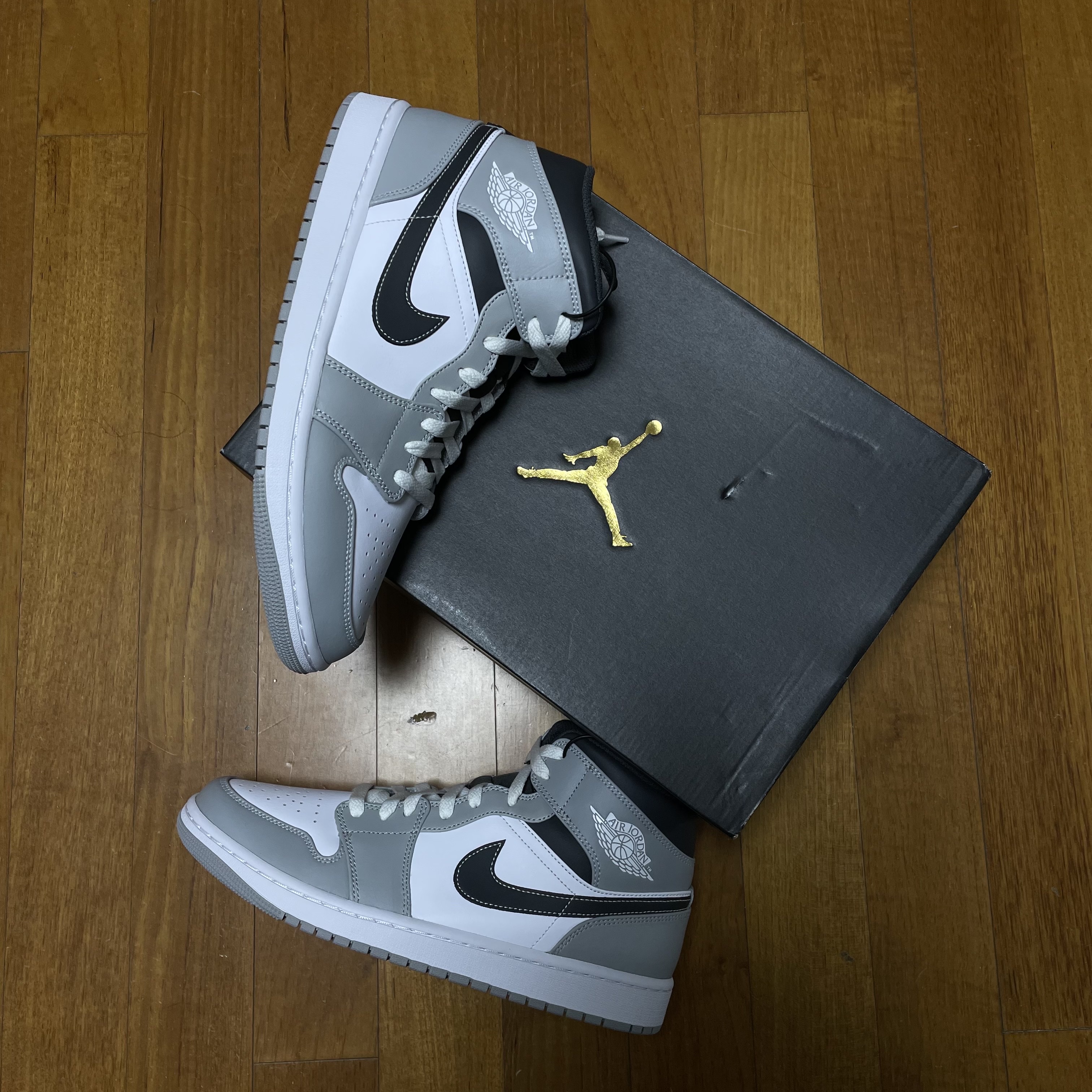Jordan 1 Mid Light Smoke Grey Anthracite 착용 스타일 - 2