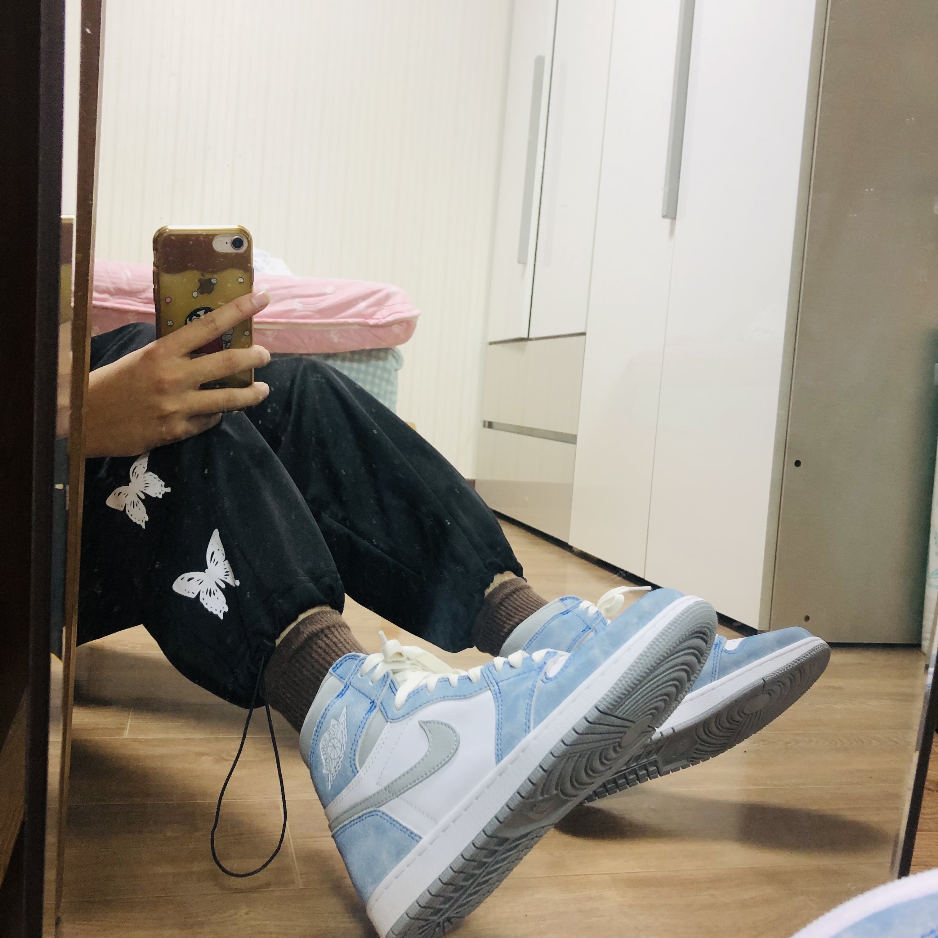 Jordan 1 Retro High OG Hyper Royal 착용 스타일 - 1