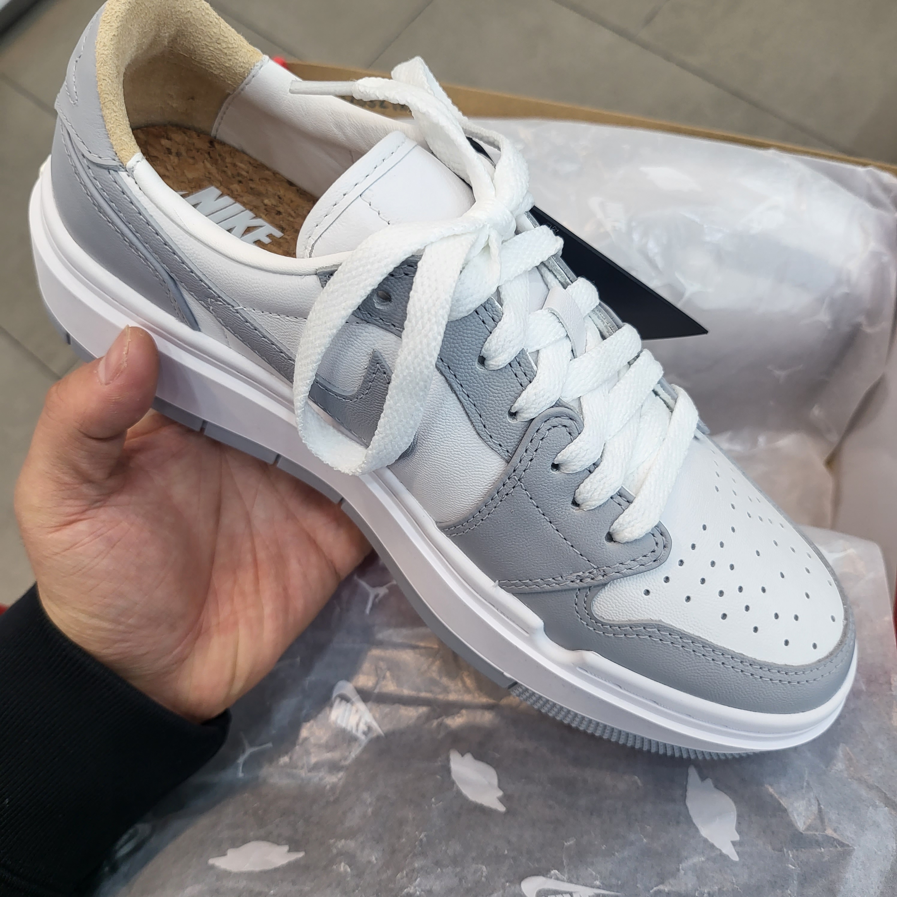 (W) Jordan 1 Elevate Low White and Wolf Grey 착용 스타일 - 4