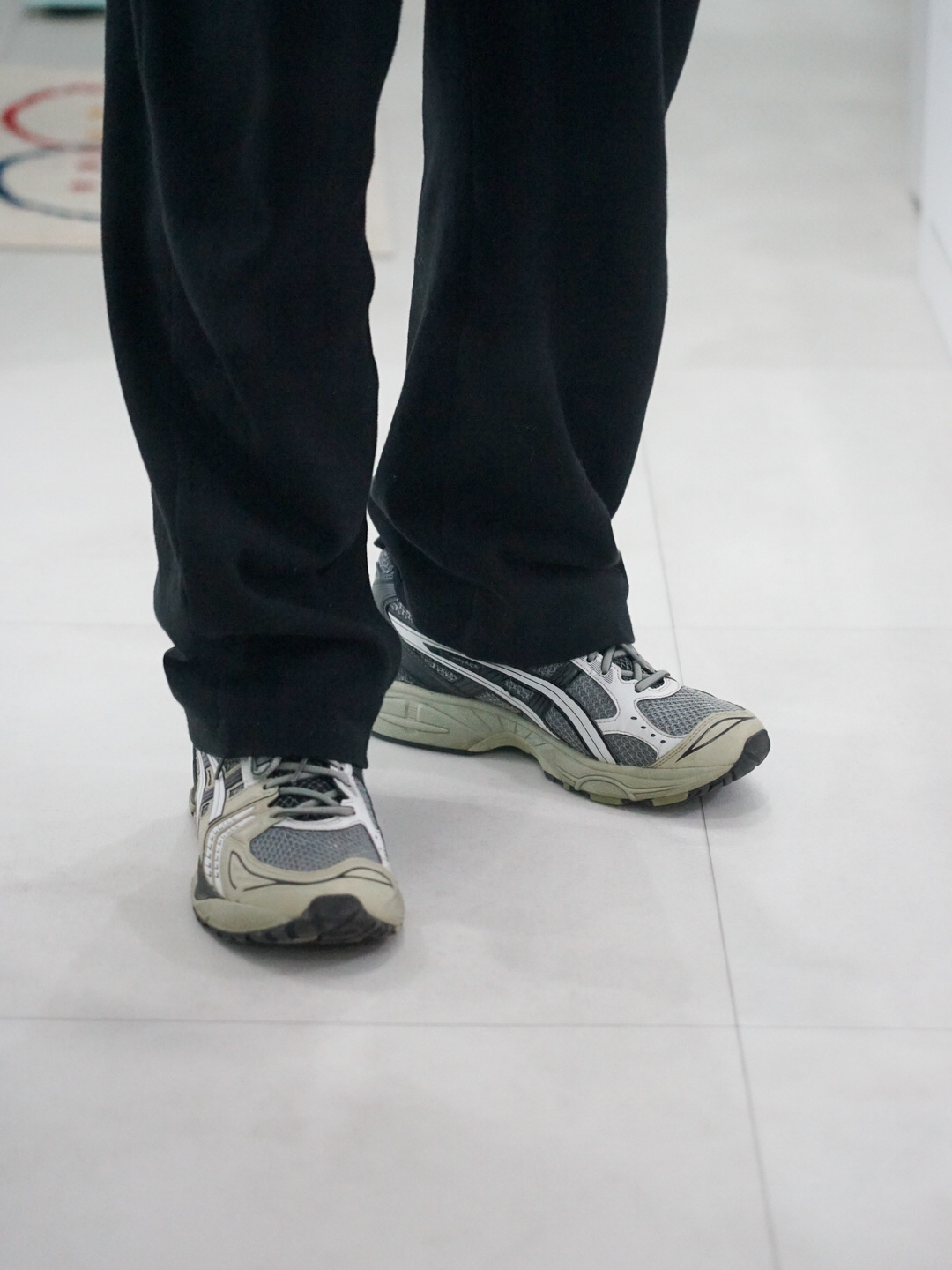 Asics UB1-S Gel-Kayano 14 Piedmont Grey 착용 스타일 - 2
