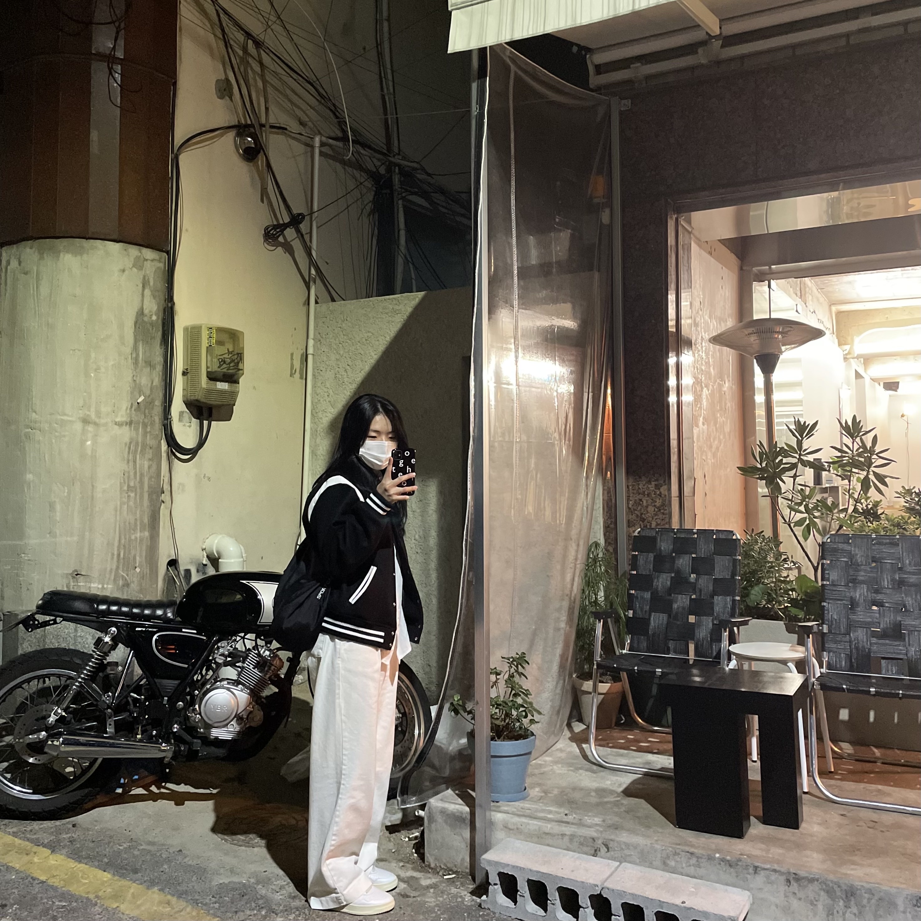 (W) Autry Medalist Low Leather Sneakers White, Autry Medalist Low Leather Sneakers White 착용 스타일 - 1