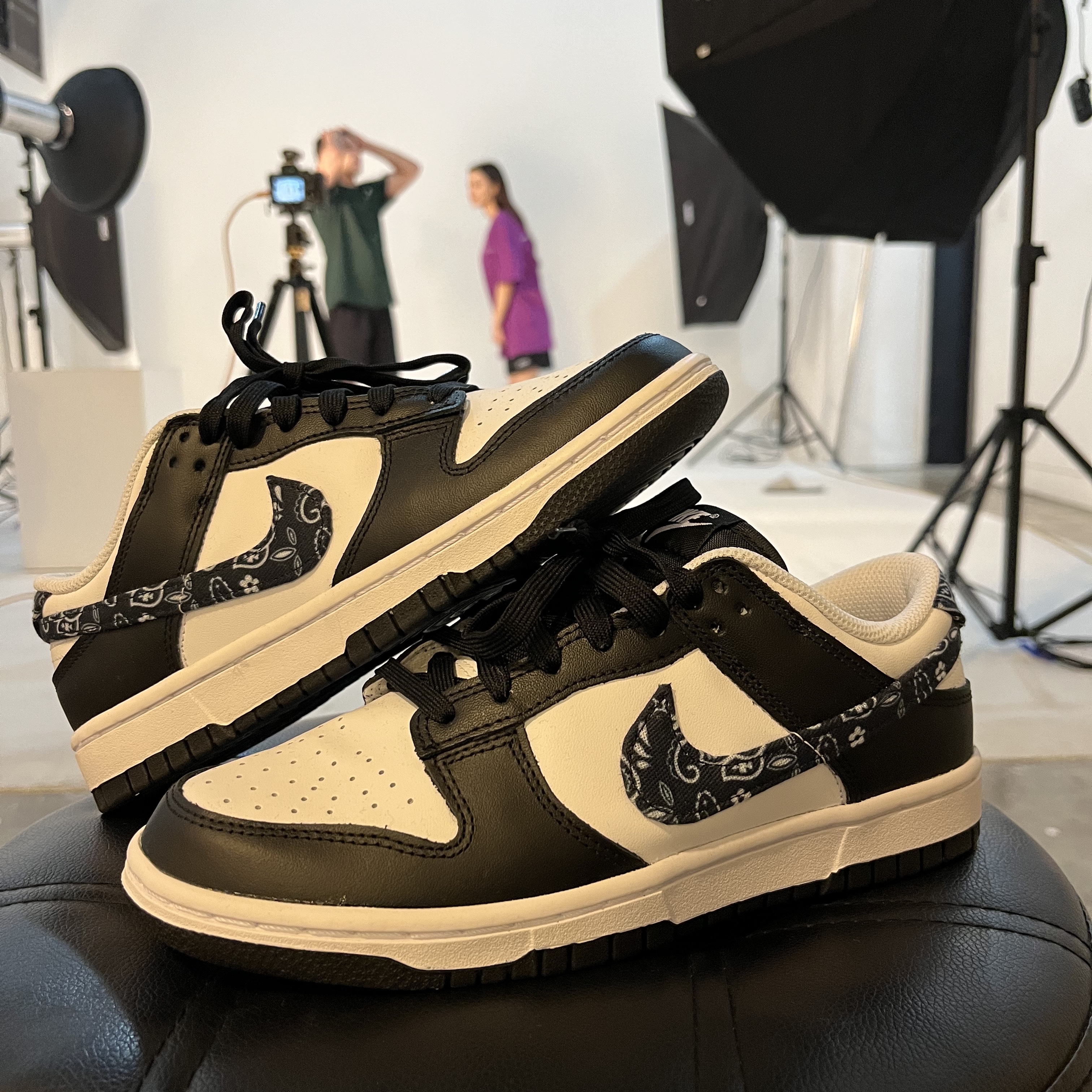 (W) Nike Dunk Low Essential Black Paisley 착용 스타일 - 2