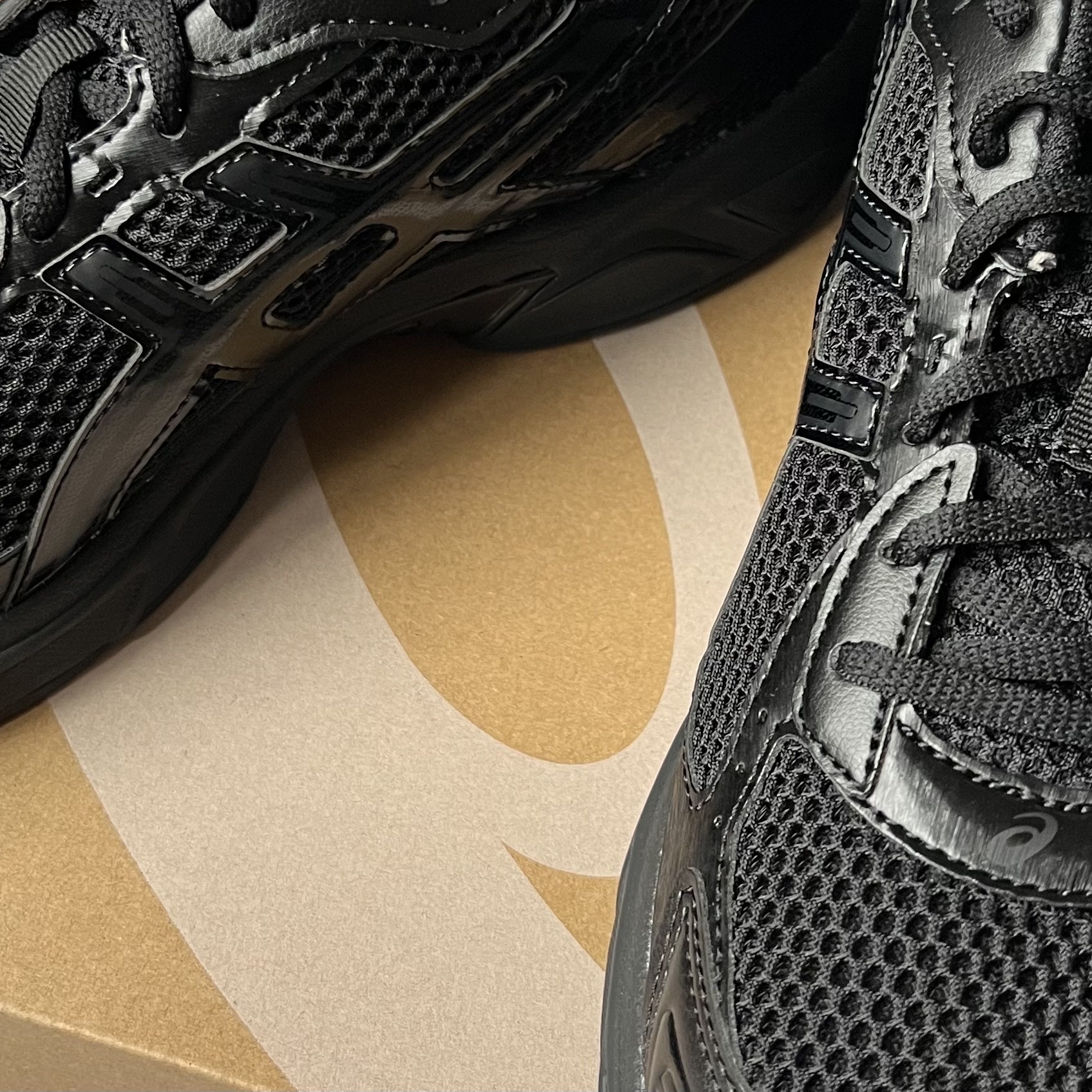 Asics Gel-1130 Black Graphite Grey 착용 스타일 - 3