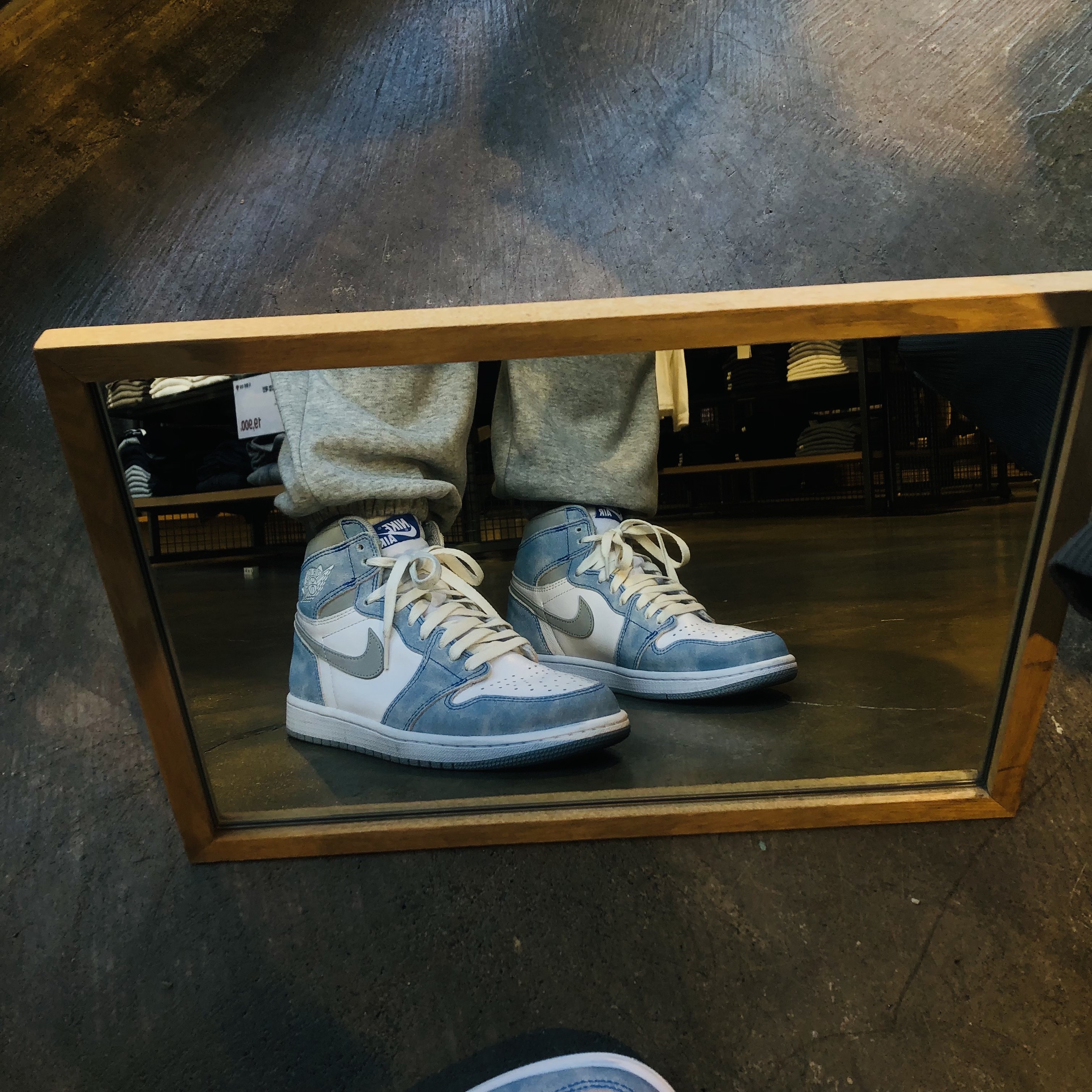 Jordan 1 Retro High OG Hyper Royal 착용 스타일 - 3