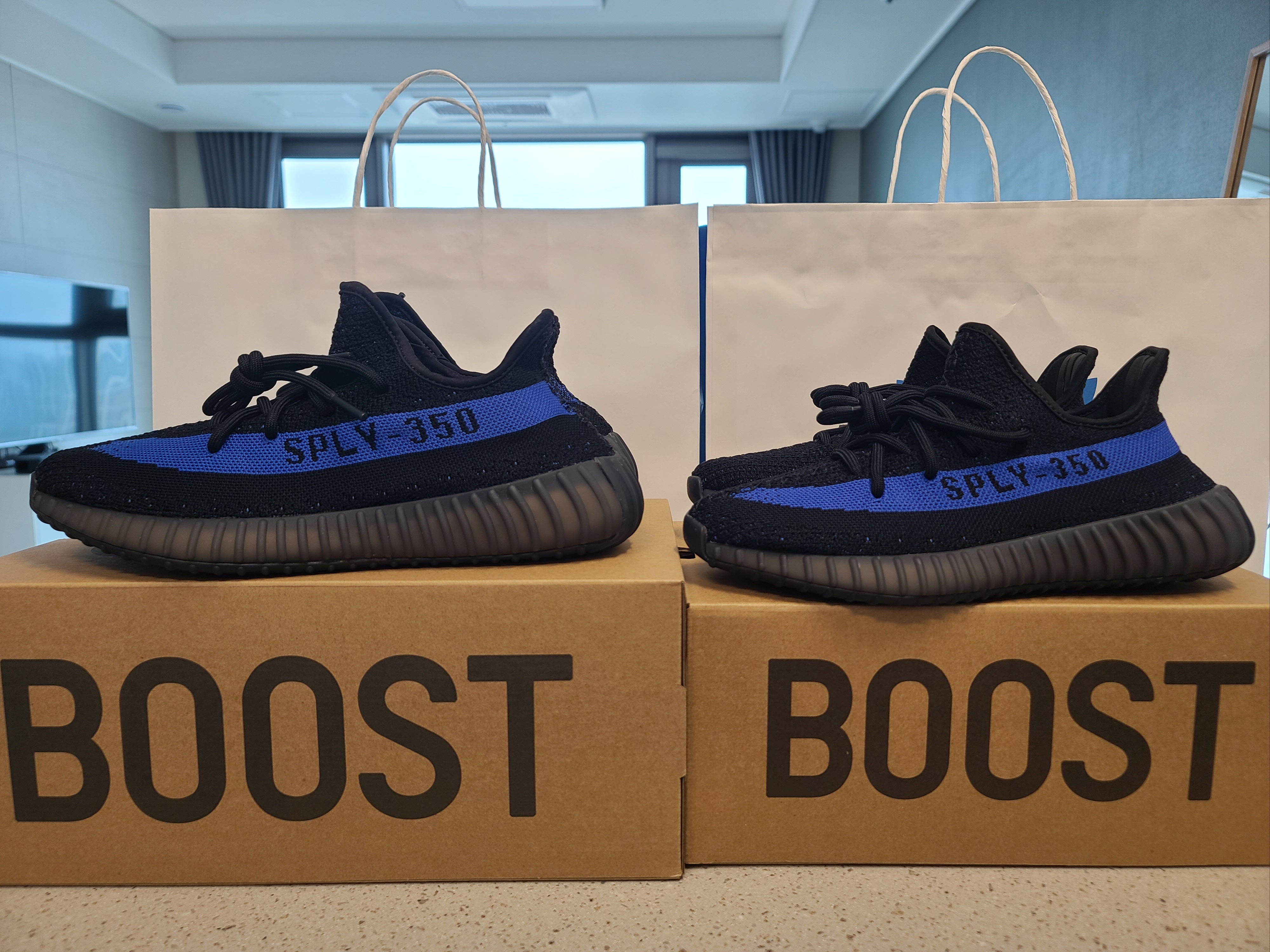 Adidas Yeezy Boost 350 V2 Dazzling Blue 착용 스타일