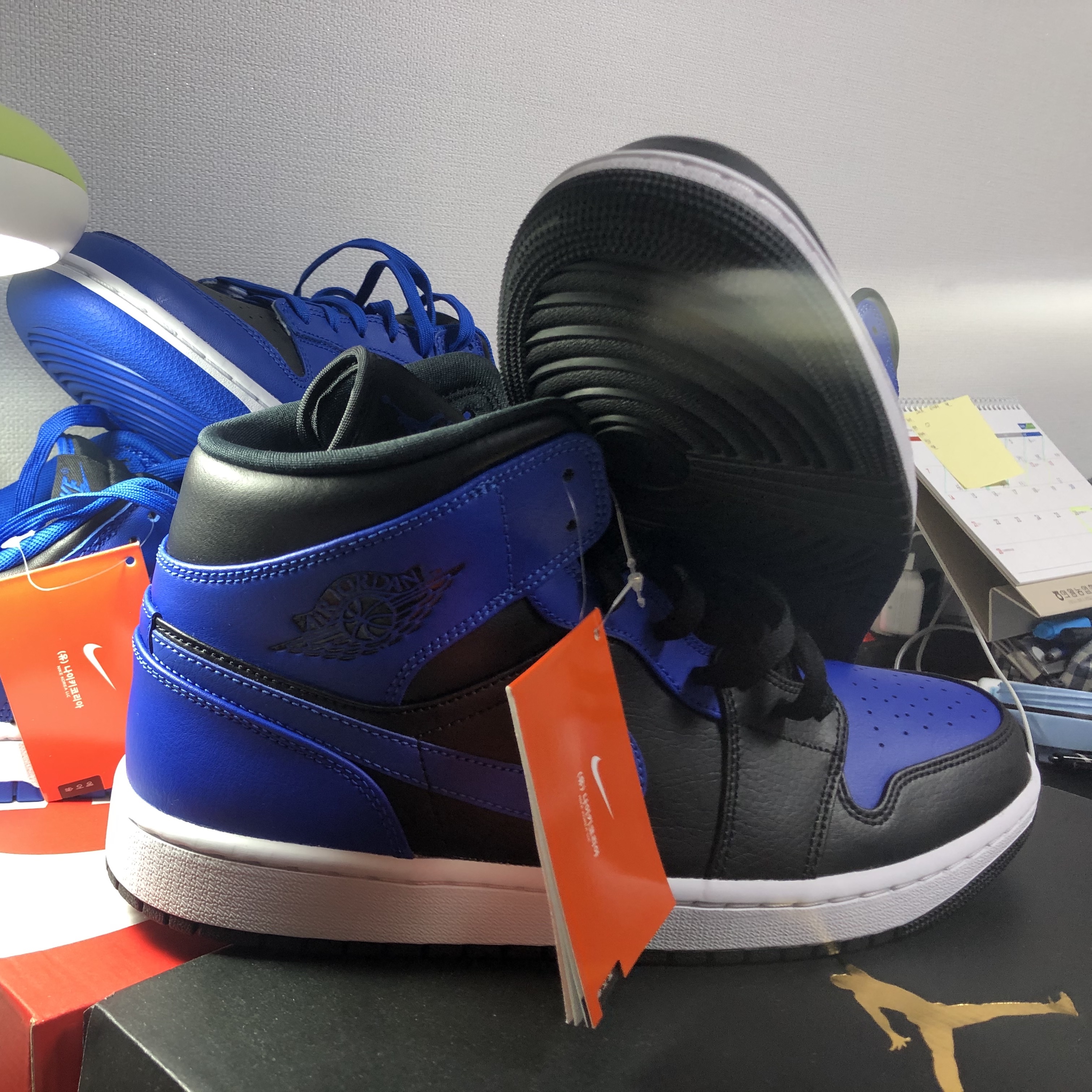 Jordan 1 Mid Black Hyper Royal 착용 스타일