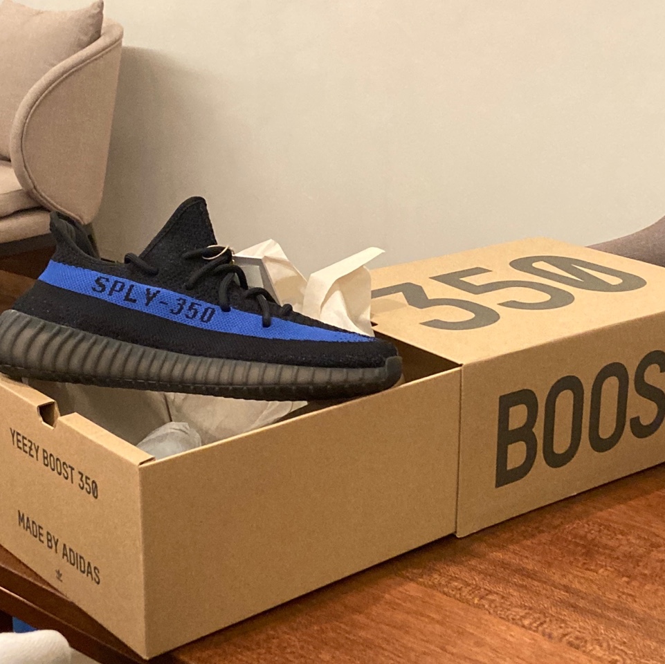 Adidas Yeezy Boost 350 V2 Dazzling Blue 착용 스타일 - 2