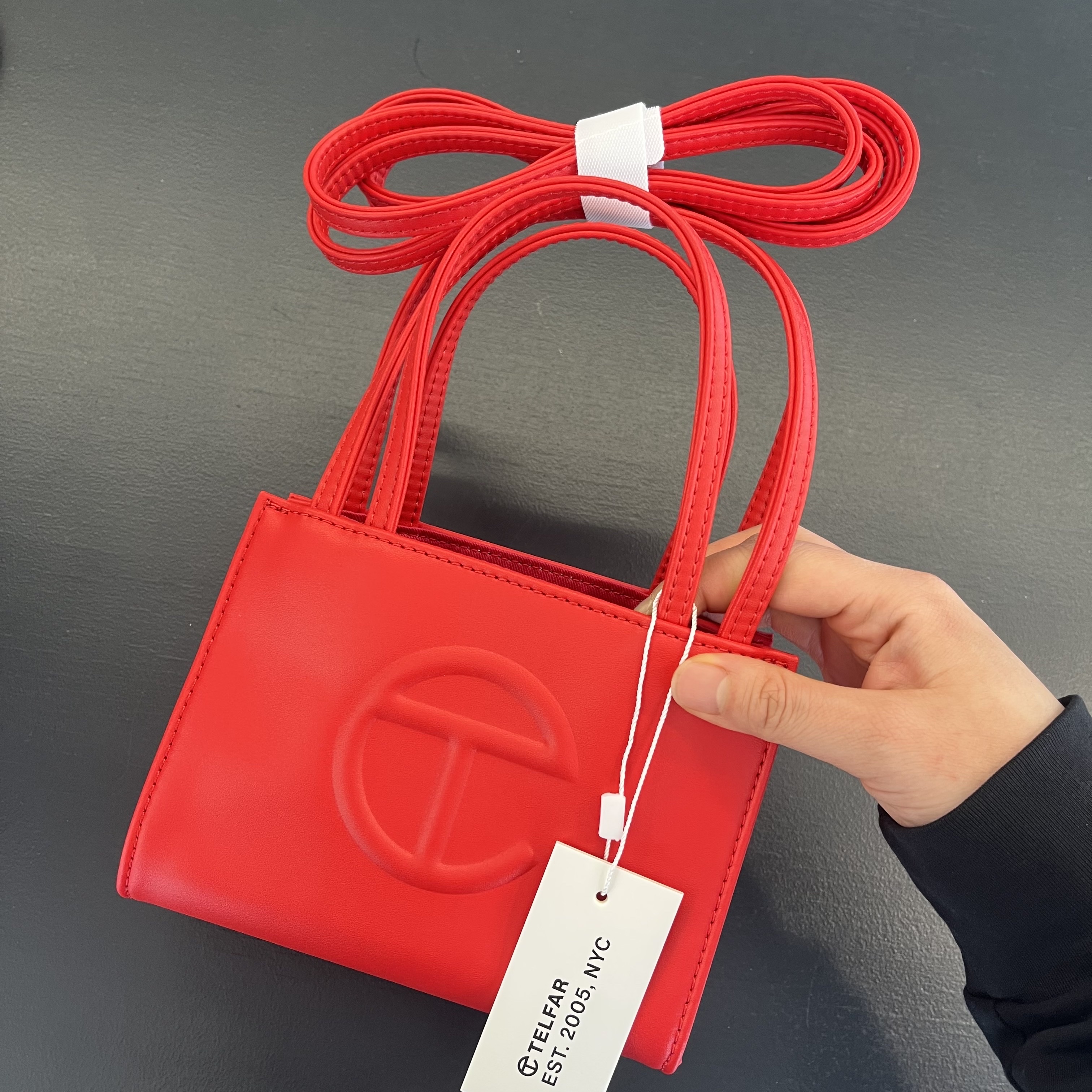 Telfar Small Shopping Bag Red 착용 스타일