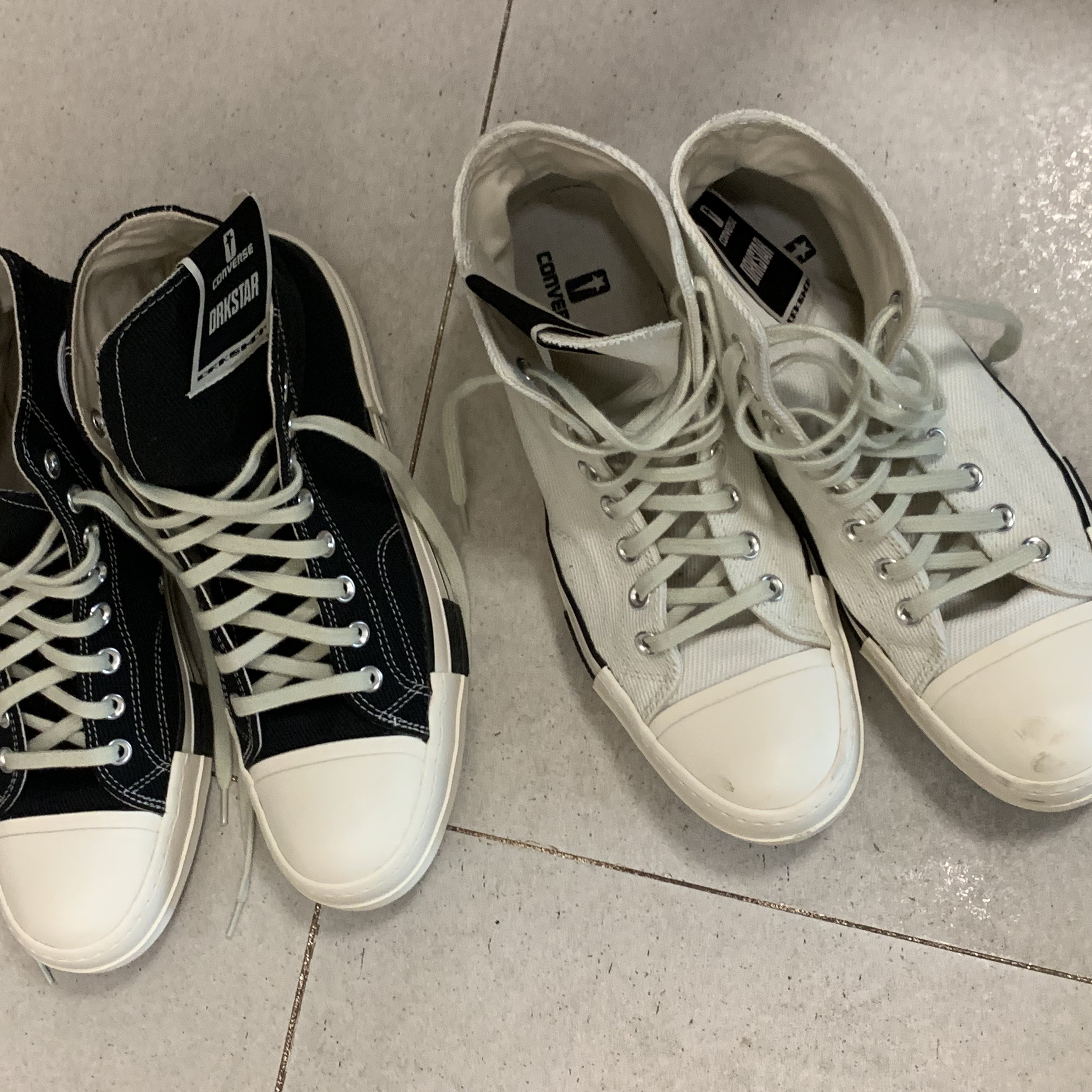 The North Face x Kaws S/S T-Shirt TNF Blue, Converse x Drkshdw Drkstr Chuck 70 High Black 착용 스타일 - 3