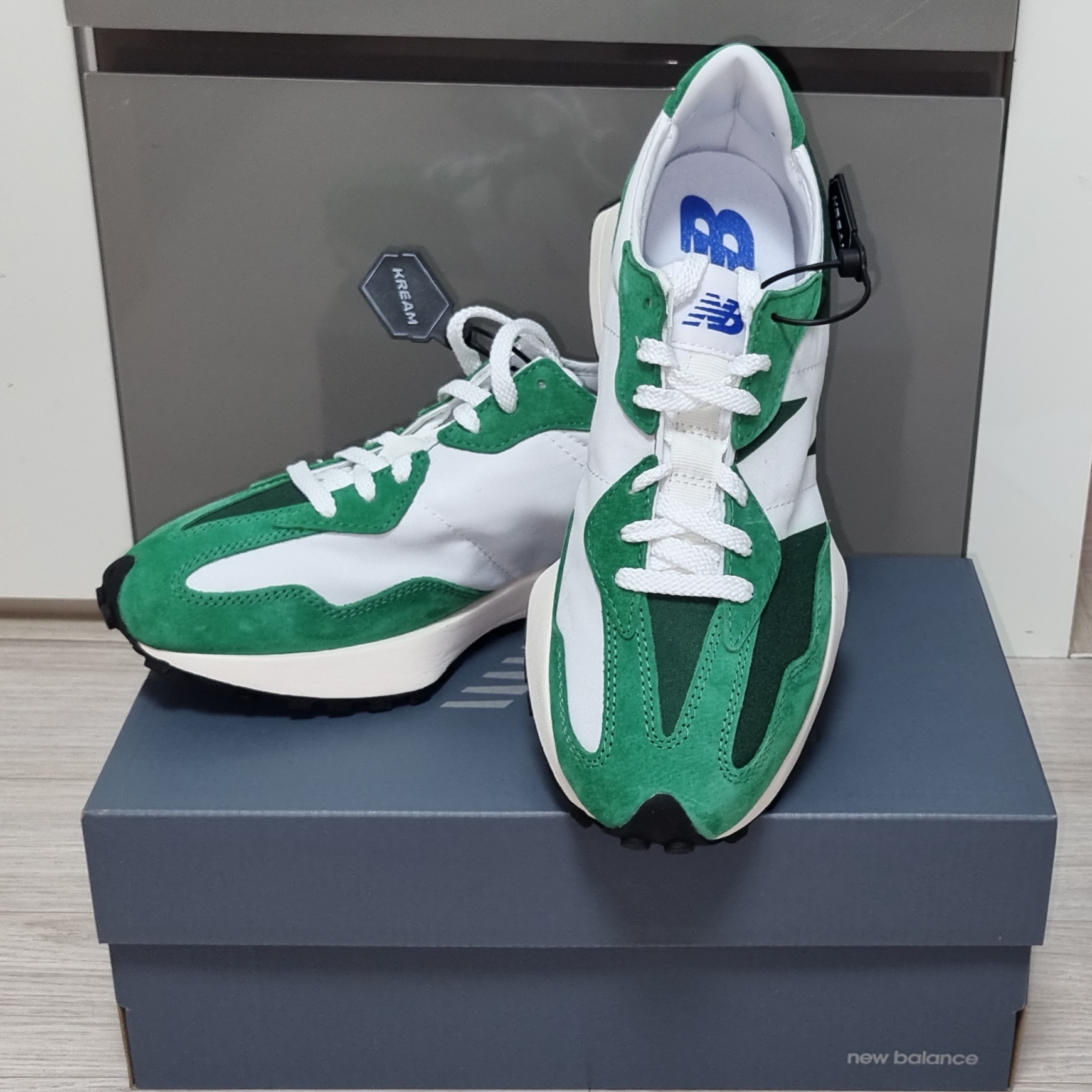 New Balance 327 Varsity Green 착용 스타일