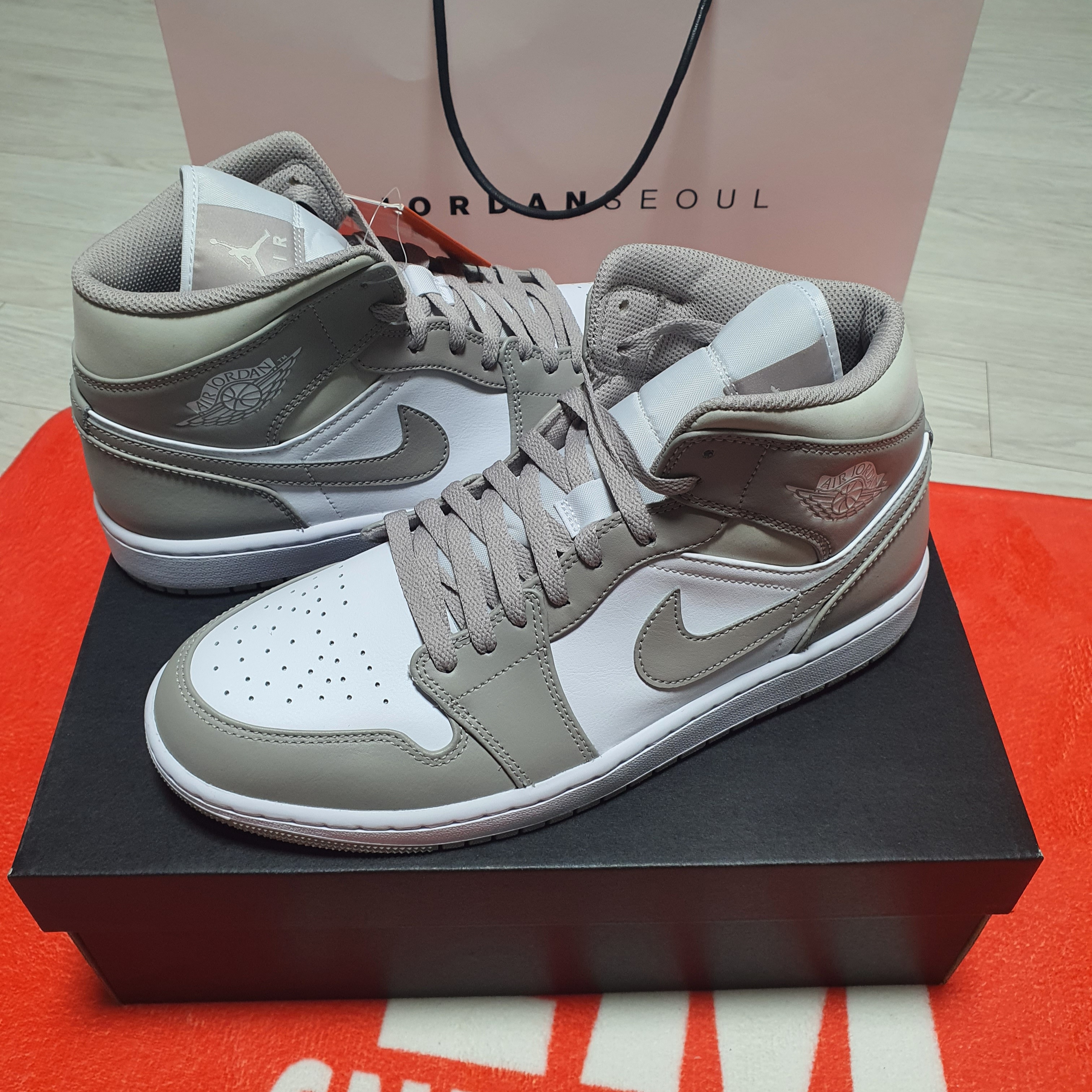 Jordan 1 Mid College Grey 착용 스타일