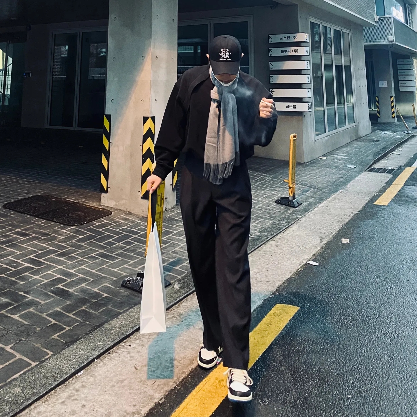 Jordan 1 x Travis Scott x Fragment Retro Low OG SP Military Blue, Darkr8m Studio White Logo Cap 착용 스타일 - 2