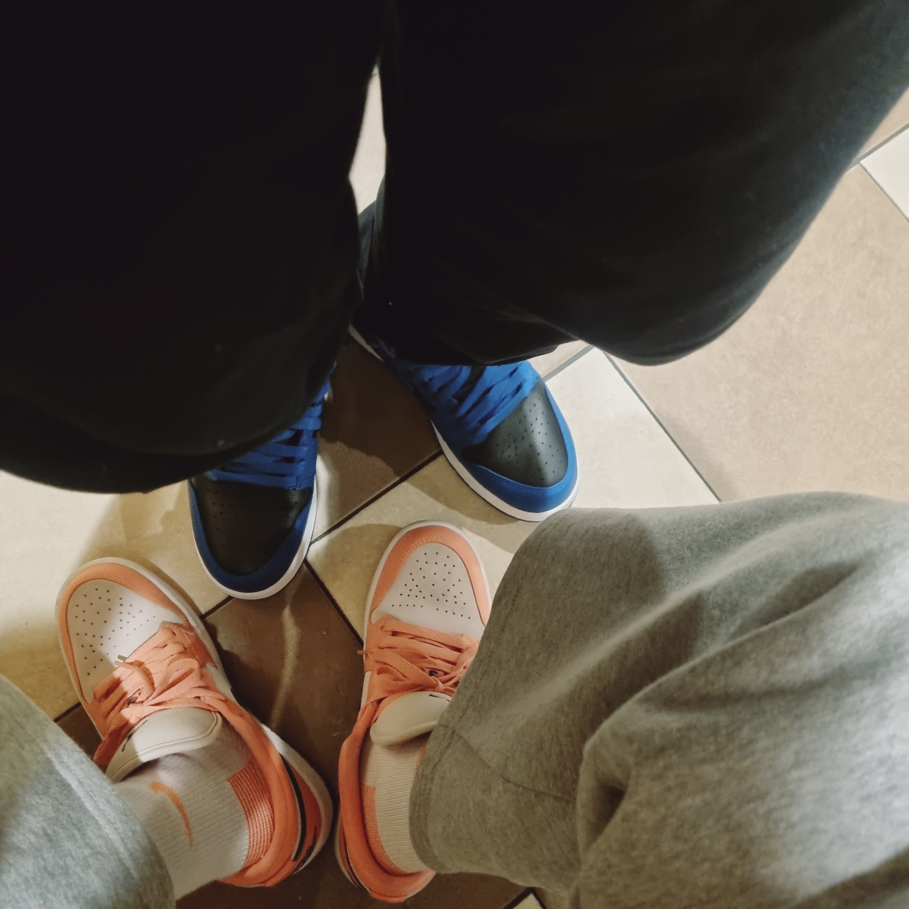 (GS) Jordan 1 Retro High OG Dark Marina Blue, (W) Jordan 1 Low Light Madder Root 착용 스타일 - 3
