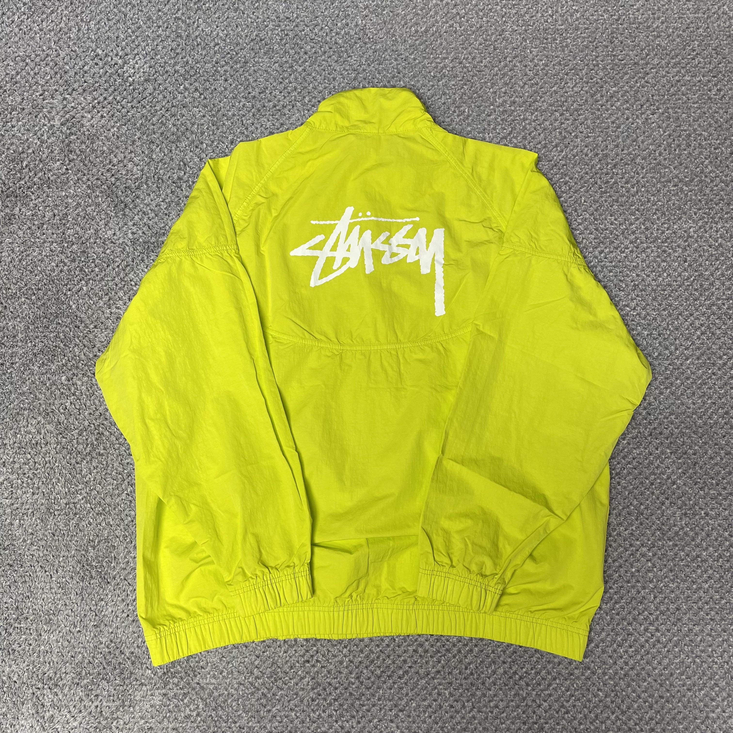 Nike x Stussy Windrunner Jacket Bright Cactus 착용 스타일 - 2