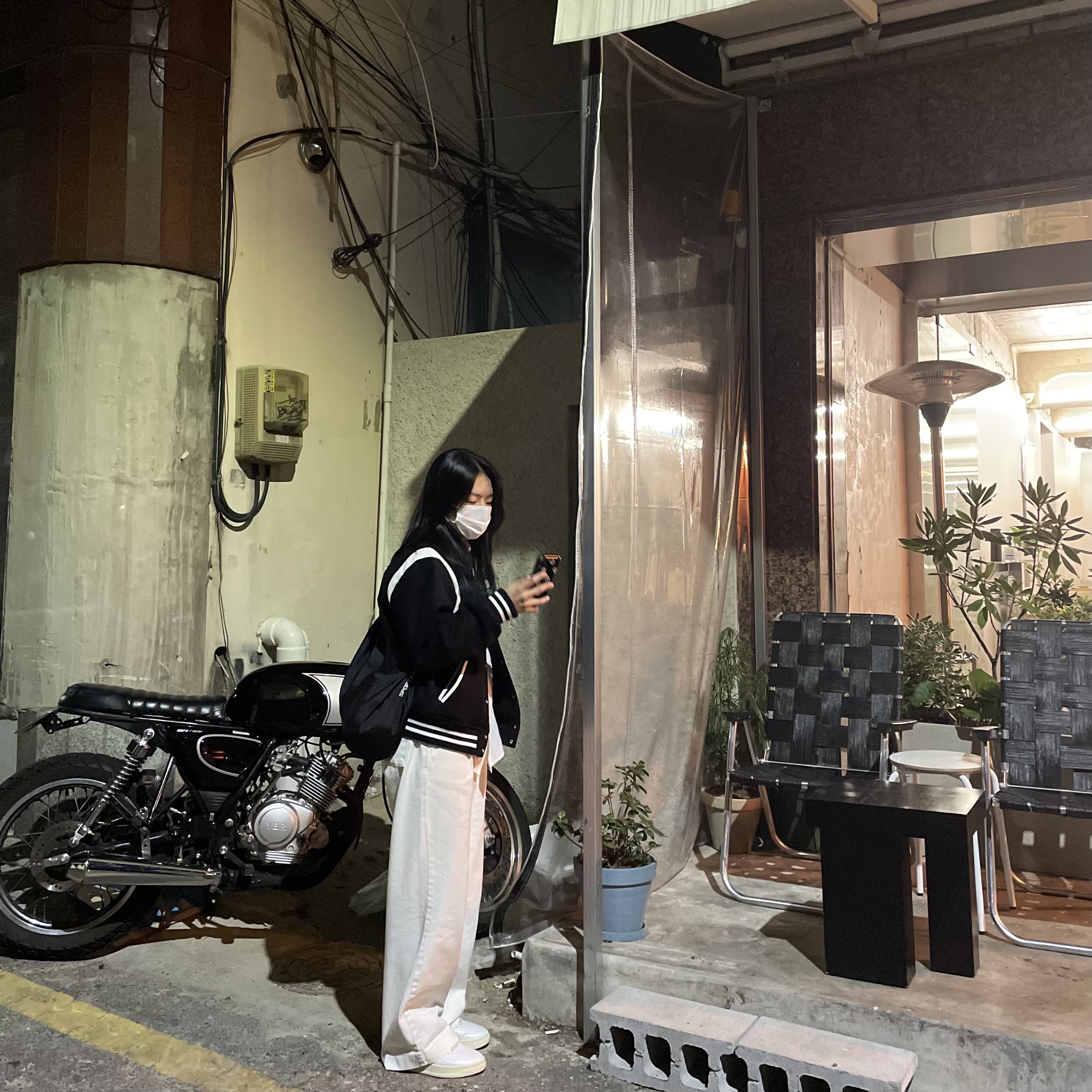 (W) Autry Medalist Low Leather Sneakers White, Autry Medalist Low Leather Sneakers White 착용 스타일 - 2