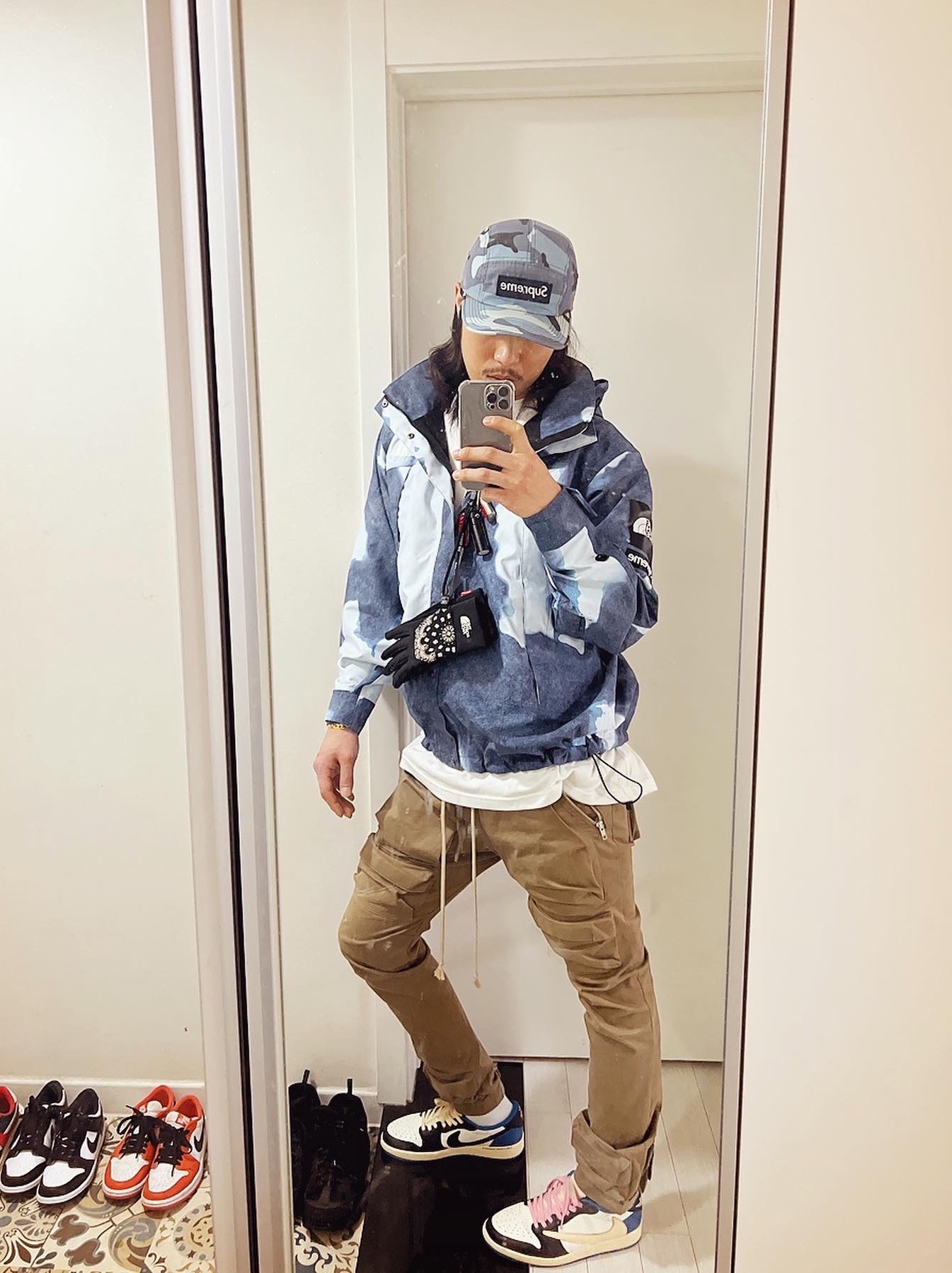Supreme x The North Face Bleached Denim Print Mountain Jacket Indigo - 21FW, Jordan 1 x Travis Scott x Fragment Retro Low OG SP Military Blue 착용 스타일 - 1