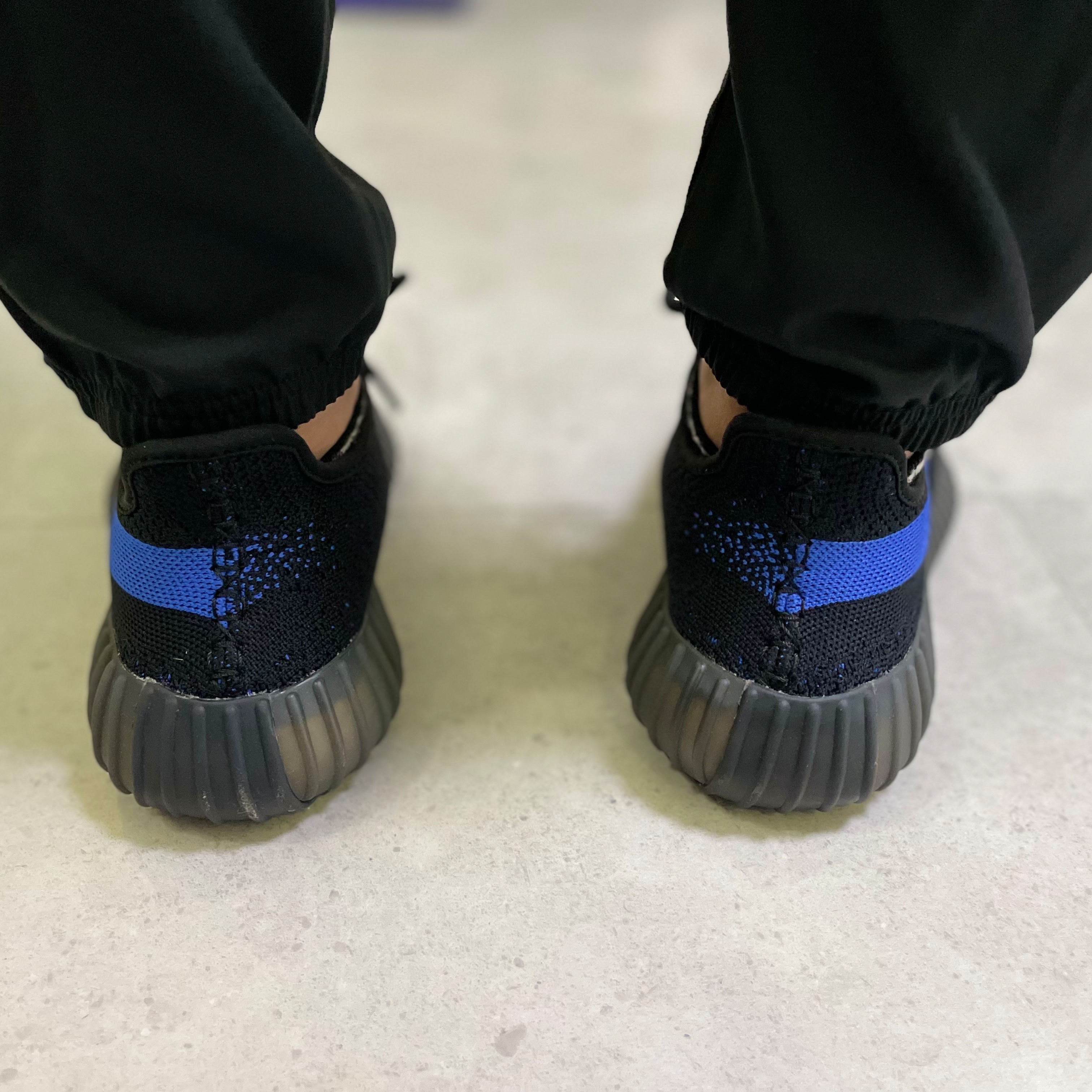 Adidas Yeezy Boost 350 V2 Dazzling Blue 착용 스타일 - 3