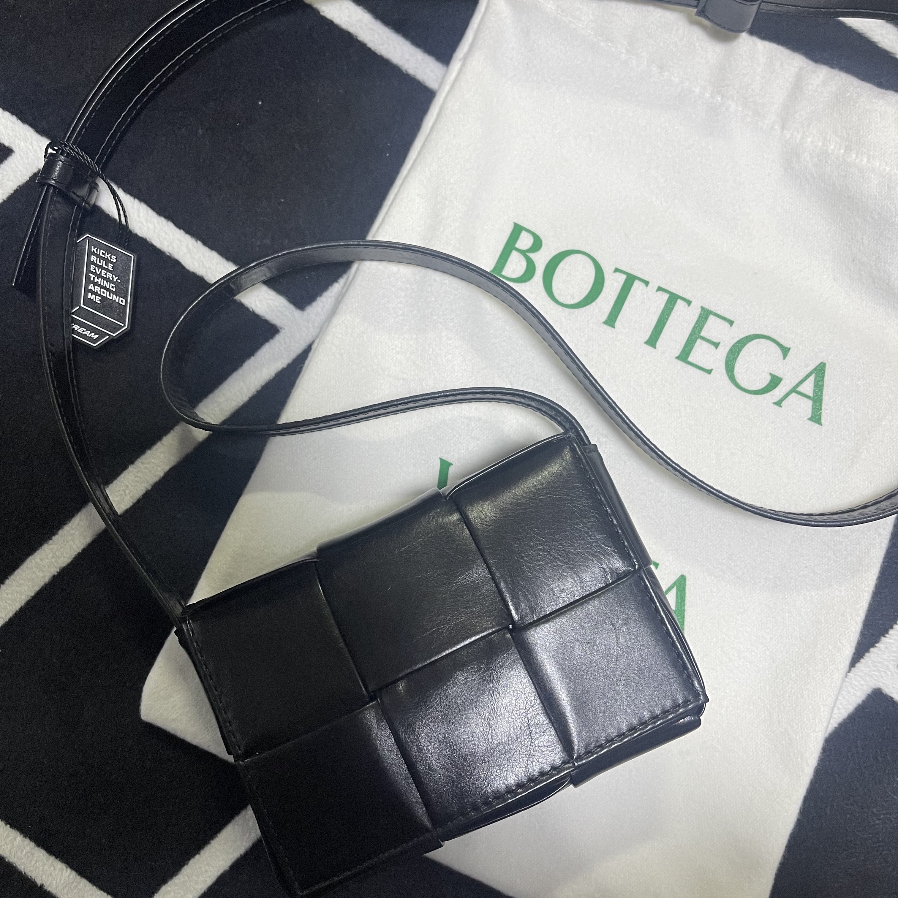 Bottega Veneta Mini Leather Cassette Black 착용 스타일 - 1