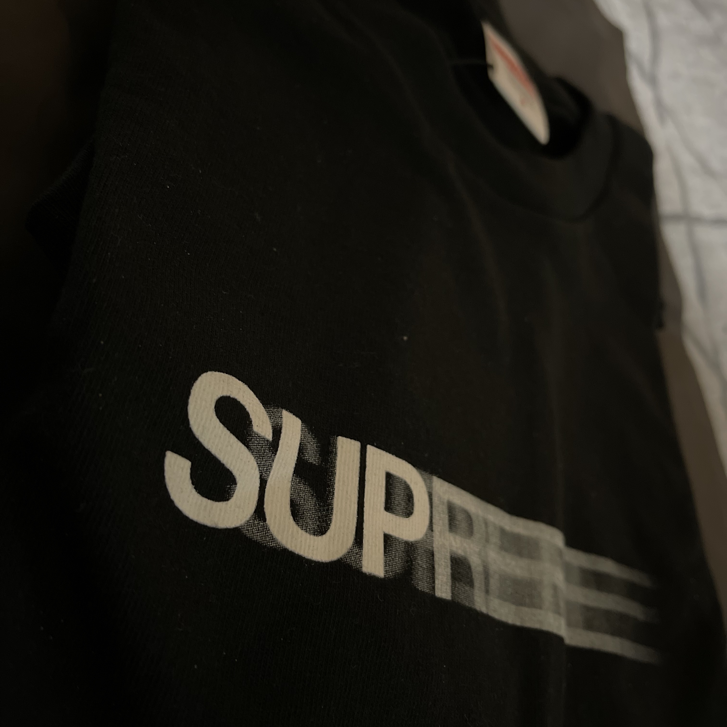 Supreme Motion Logo T-Shirt Black - 20SS 착용 스타일