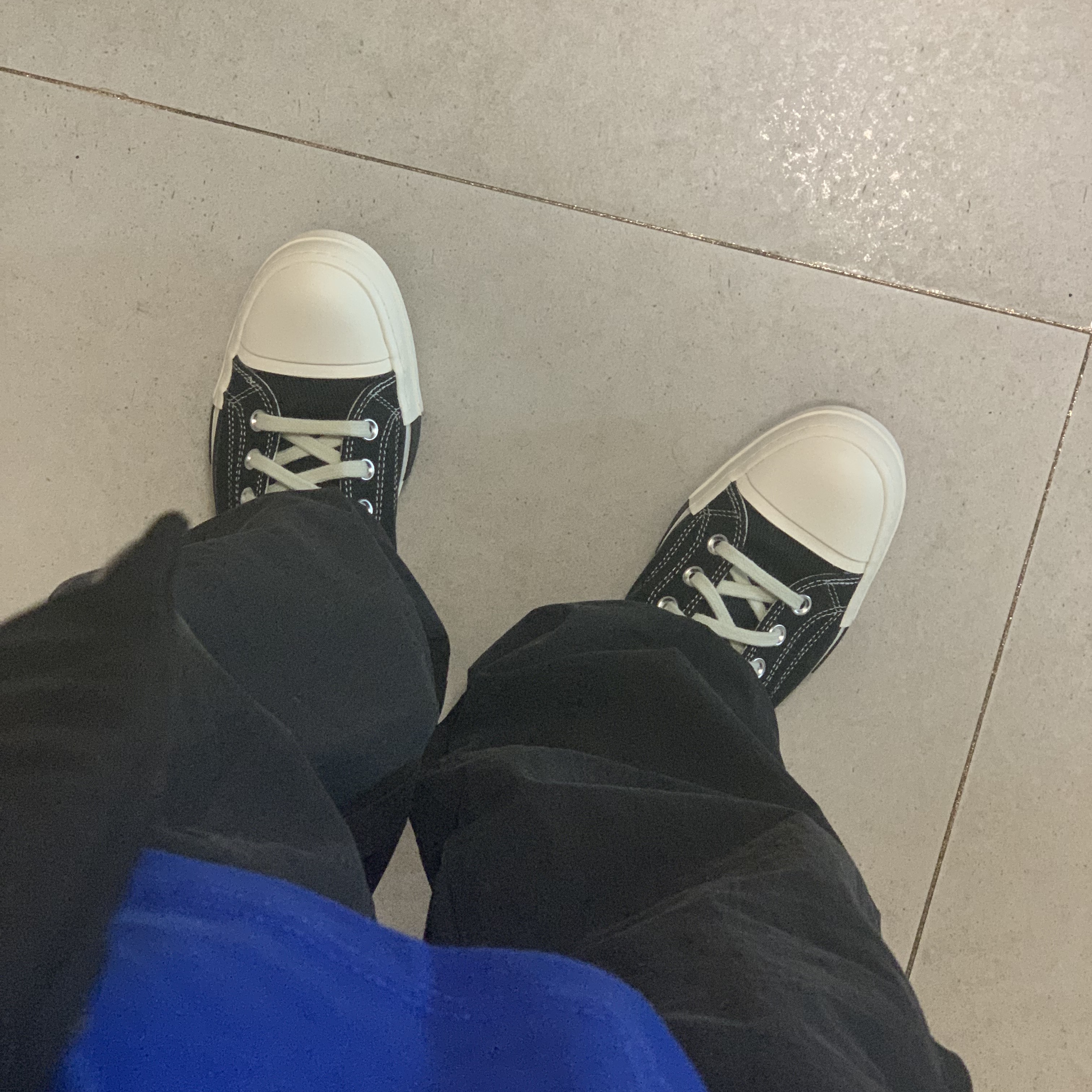 The North Face x Kaws S/S T-Shirt TNF Blue, Converse x Drkshdw Drkstr Chuck 70 High Black 착용 스타일 - 2