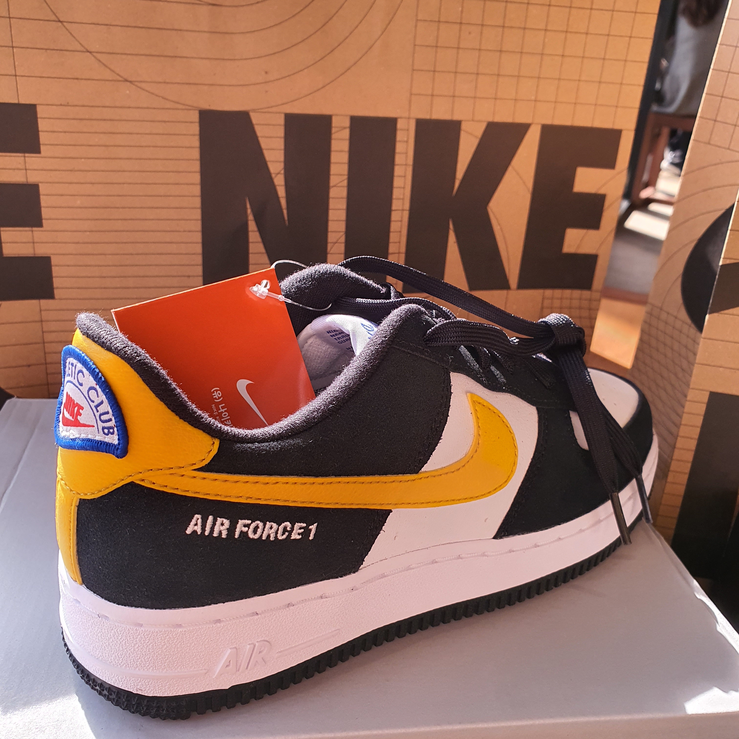Nike Air Force 1 '07 LV8 Athletic Club Black Dark Sulfur 착용 스타일 - 3