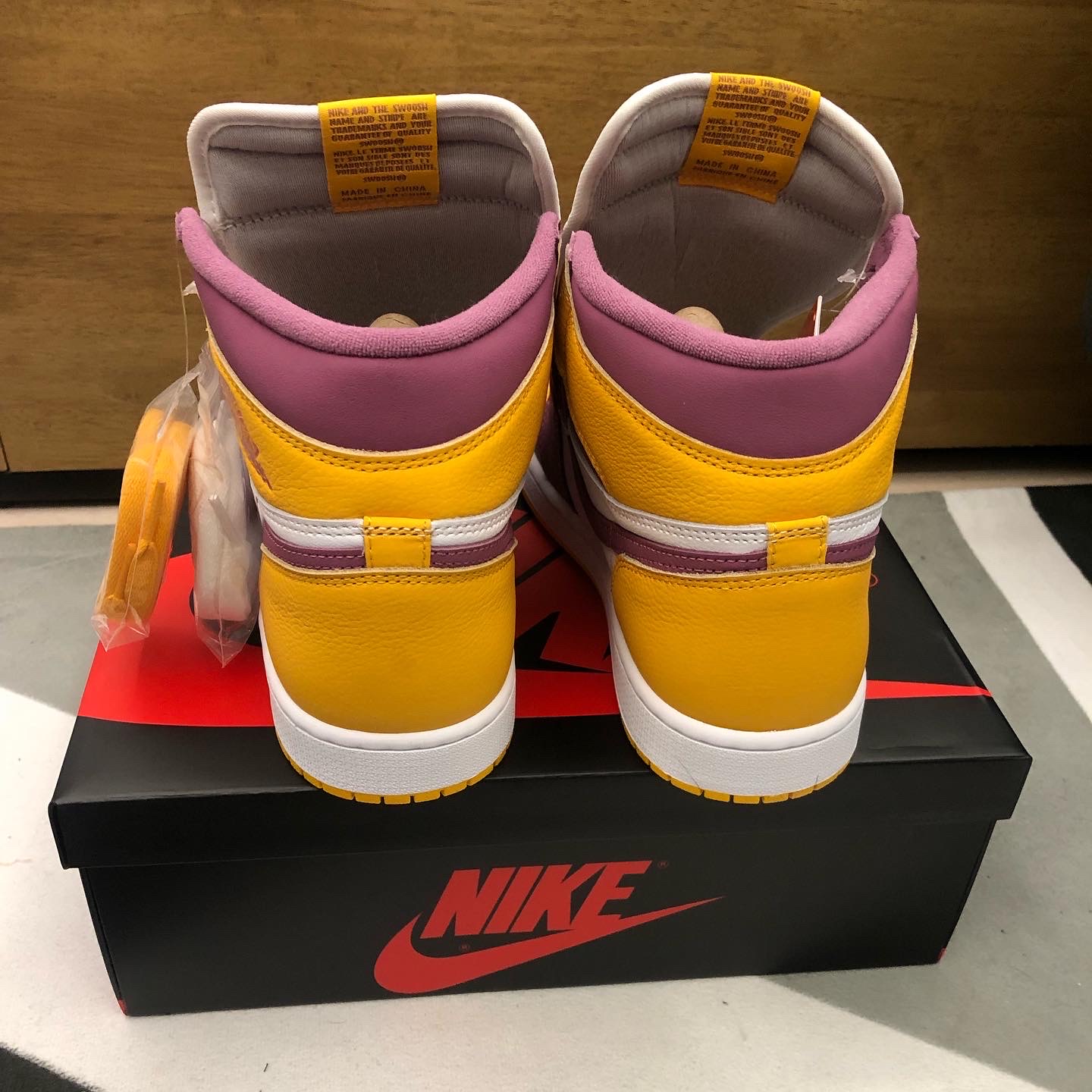 Jordan 1 Retro High OG University Gold Light Bordeaux, Jordan 1 Mid SE Siempre Familia 착용 스타일 - 1