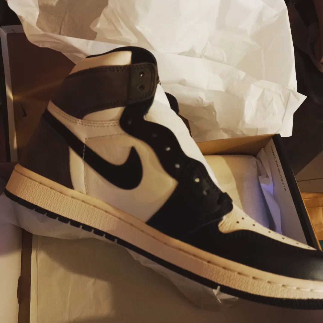Jordan 1 Retro High OG Black Mocha, Jordan 1 Retro High OG University Gold Light Bordeaux 착용 스타일 - 2