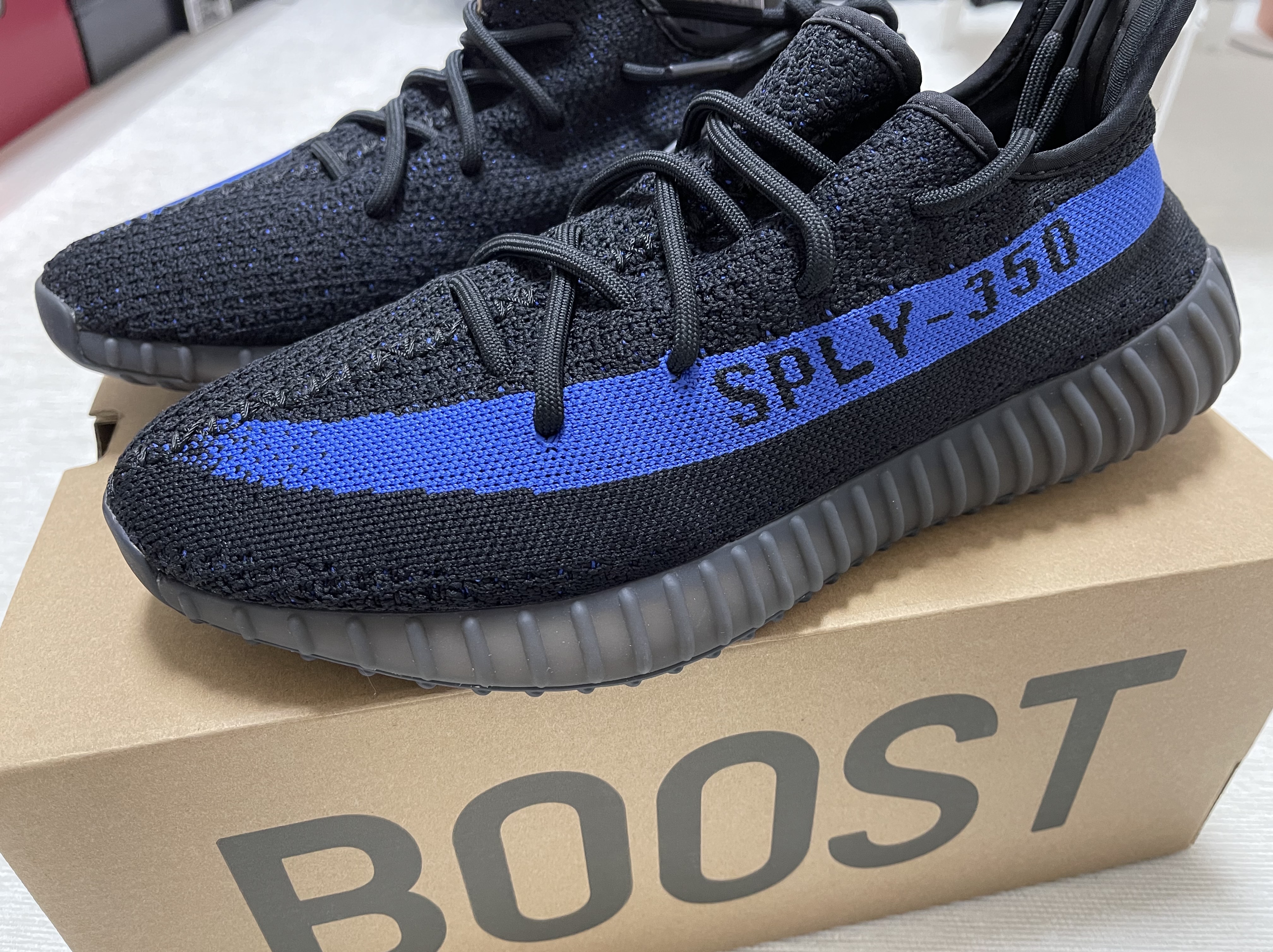 Adidas Yeezy Boost 350 V2 Dazzling Blue 착용 스타일