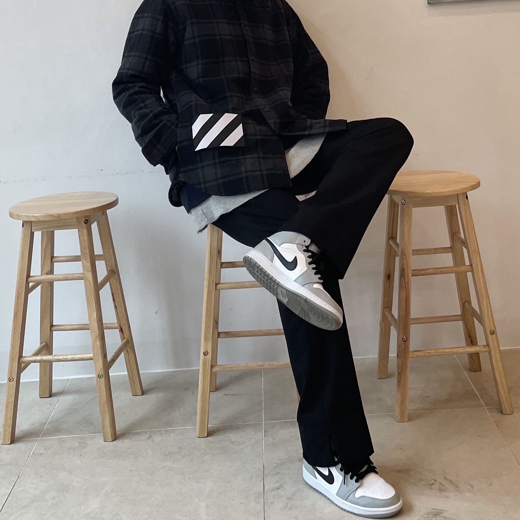 Jordan 1 Mid Light Smoke Grey 착용 스타일 - 1